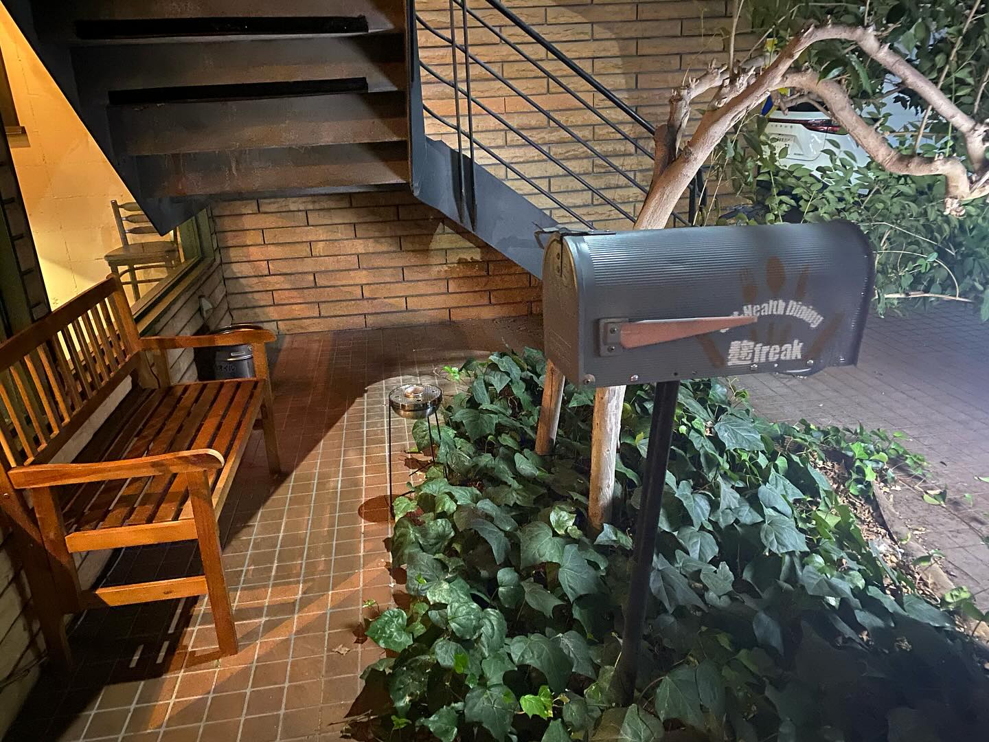 チバラギ会の重鎮から寄贈
手作り灰皿とポスト
ありがとうございます️