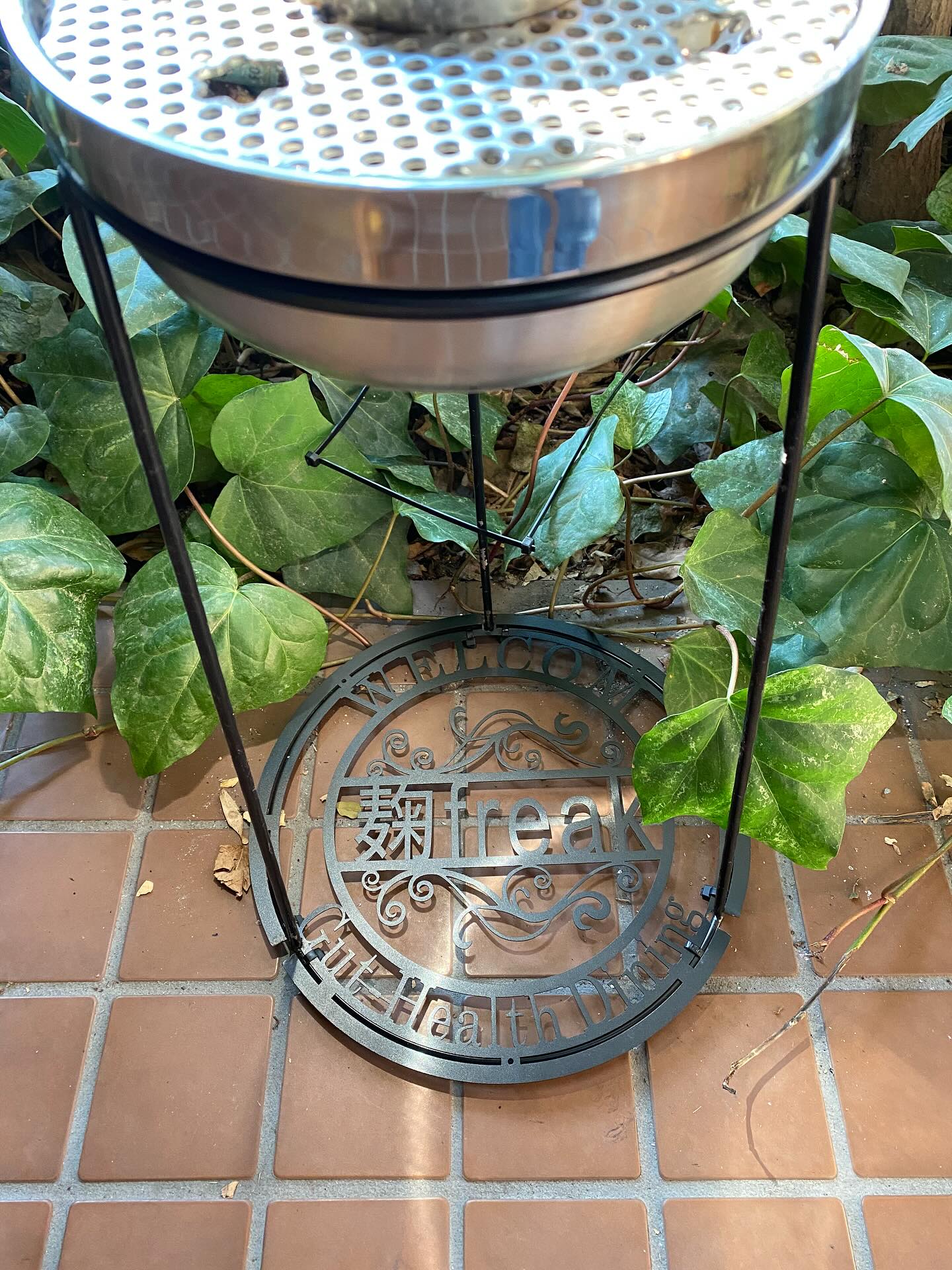 鬼の居ぬ間に密かに置いて
帰ろうとした重鎮発見❣️
可愛すぎる名入りエプロンと
タバコ吸いしか目にすることの無い
オシャレなエンブレム⚜️頂きました
ありがとーございます️