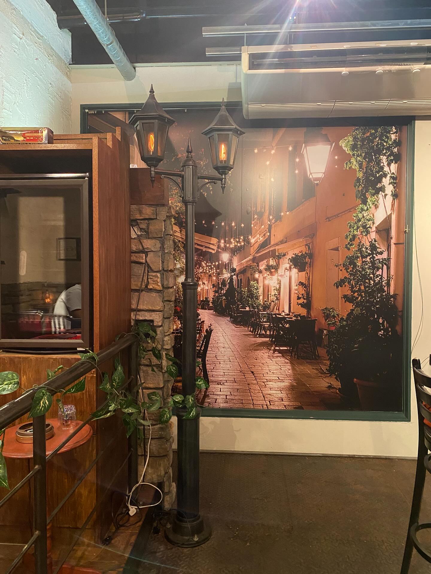 カウンターの奥は
異国の路地へ続く道に
NICE IEDA❣️