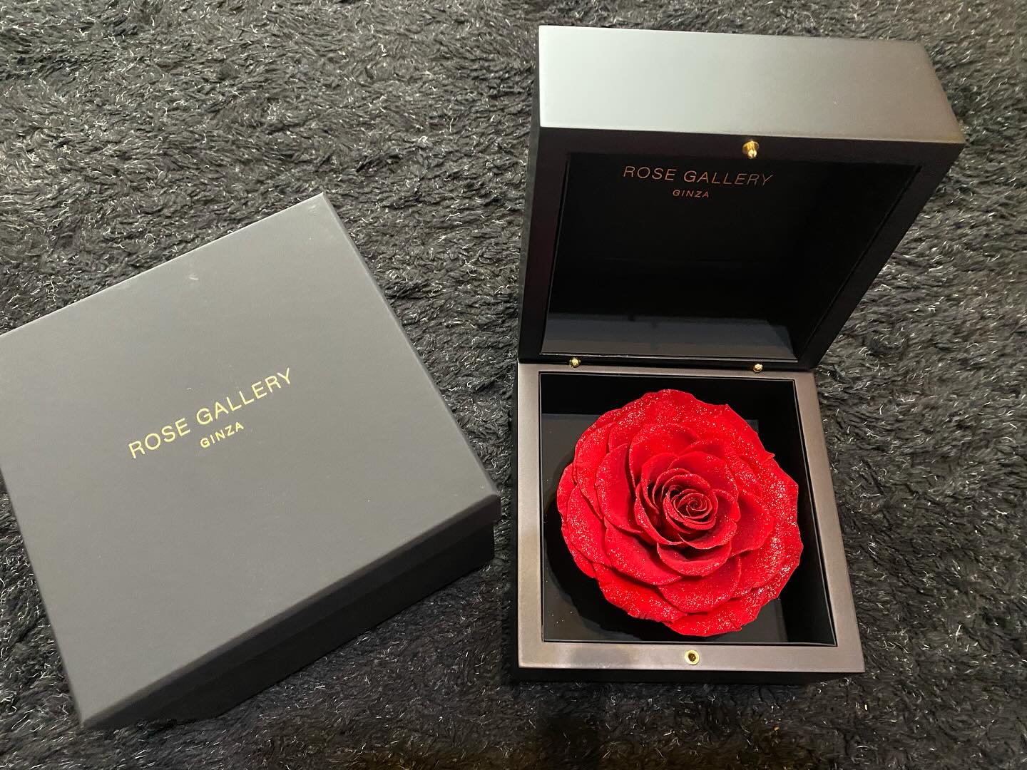 小鹿野のライダー仲間
レストランイデウラのシェフから
希少なダイヤモンドローズが届きました
清川村のライダーズ飯処オーナーご夫妻お休みを使って栃木までお越し下さり
細かなアドバイスを下さいました
大阪からライダー仲間が
車中泊の弾丸一泊で御祝に御来店
大好物のかすうどん頂きました
神奈川から料理上手な女性ライダーが
お料理の指南役を買って出てくれ
大変参考になりました
東のクイーンから
眩いばかりキラッキラの
招き猫様が降臨
見るからに幸運を招きそう
敬愛する千葉組の兄ィから
ガーディアンベルを頂きました
それは道中の安全を守る番人の意で
ライダーなら知らない人はいない
御守りの様なもの
自分で買うより他人から貰う方が
効果は2倍と言われている
とても大切な代物
私のために貴重な時間を割いて下さった
皆様の気持ちが本当に嬉しい
他に伝える言葉が見つかりません
ありがとうございます