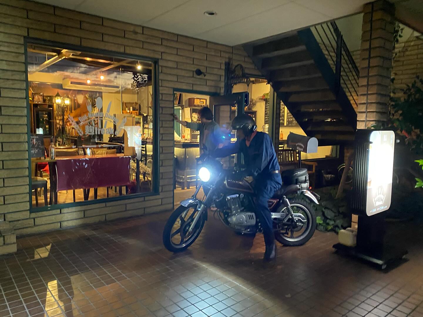 最後の立て看板が届きました♪

ライダーの皆さん
バイク乗りには良い季節になりましたネ
18時からのライダースダイニングを
是非お楽しみください

ウチも車検通さないと…(-.-;)