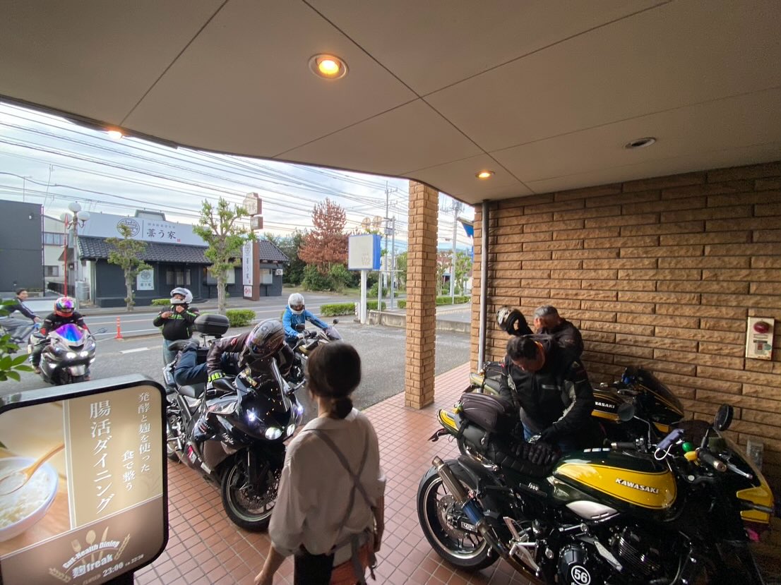 開店のお祝いに

10年来のbike仲間が来てくれた
久しぶりだけど
秒で時間がワープする
サイコーの仲間
 
遠くから沢山の気遣いと
笑顔をありがとう

また一緒に走ろ〜