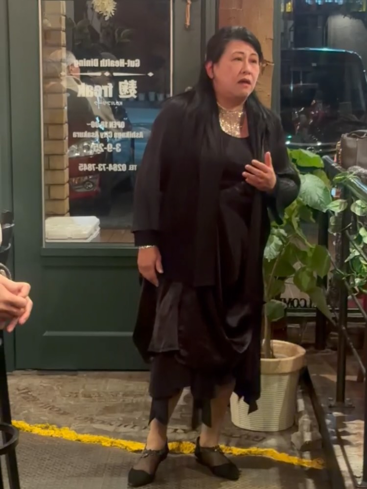 先日購入した灯油も手付かずのまま
ここ数日穏やかな日が続いてますネ
昨夜は麹freak初のイベントでした
満員御礼の中
素晴らしい歌声と演奏を
披露してくださった
歌い手 河本慶子さん
ピアニスト 田村聡子さん
有難うございました
お料理とお酒を楽しみながら
仲間内で盛り上がるグループも
カウンターで隣り合わせた
見知らぬ方同士も
終始笑いの絶えない
あっという間の2時間
御来店下さった皆様の
暖かい拍手が心に沁み渡ります
リカーパークシーサー様
全面バックアップにより開催された夜会
この度は大変お世話になりました
次はバレンタインイベントかな?
数ヶ月前には想像もしなかった事が
繋がった御縁によって
見えなかった足元を照らし
知らなかった世界を魅せてくれます