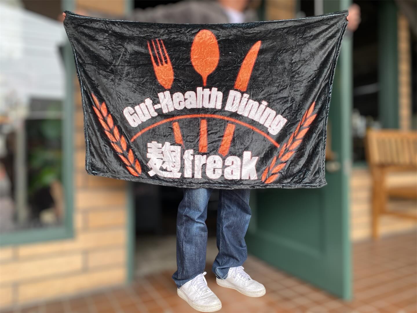 暗くなるのが早くなりましたネ
からっ風が吹き下ろし
凍える季節がやってくる
カウンター席は隙間風が心配
なので…
ブランケットをつくりました
昨日はランチで
ライダー仲間の御家族3名様ご来店
心を込めた麹のコースを
お召し上がり頂きました
オリジナルステッカーのプレゼント
有難うございました❣️
瞬く間に
今年も終わりそうな予感
湯豆腐しょうゆ麹タレ
水餃子ねぎ塩麹タレ
ニラキムチ麹鍋…
身体を温め麹の力で翌日に残りにくい
腸活鍋を考案中です
是非お試しくださいませ