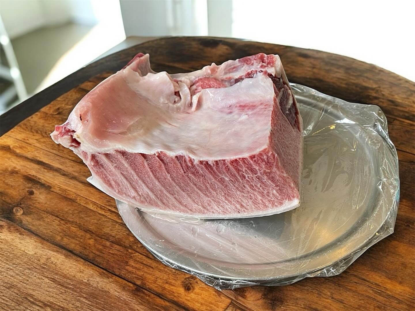 おはようございます
本日入荷しました
脂がのったインドマグロカマ
ナマモノを食べないマスター
でも目利きは確実
ランチご予約頂いてるので
採れたてトウモロコシを
玉ねぎ麹を加えて
食べ応えのあるスープに
仕上げました
お楽しみに^_^