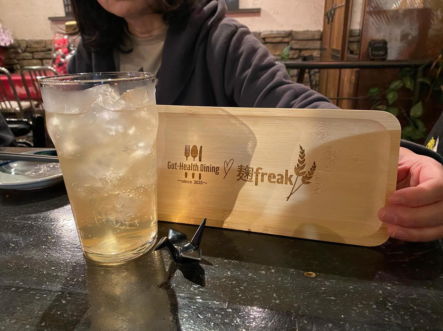 おはようございます
お天気最高ですが
空気がカラカラに乾いてますネ
お店で出してる
【コンブチャレモンサワー】
コレ何?
どんな味?
恐々試して
ハマる人が続出してます❣️
コンブチャレモンは
酵素ドリンク
紅茶を菌で発酵させた発酵食品です
乳酸菌や酵母菌が腸内環境を整え
便秘改善や免疫力アップも期待できます
腸のゴールデンタイムは
起床から15〜19時間後
腸壁の細胞が修復される大事な時間
なのでアルコールに挿して
ご提供しています
お味は至ってレモン寄り
コンブ感はありません
まだ飲んだことの無い方は
是非一度お試しください^_^
昨夜御来店くださった
憧れの女性ライダーCHIさん
藤原紀香似の超美人さん
オートバイを自転車の様に操る姿に
一目惚れでした
珍しいお土産有難うございます
ツーリングまたご一緒下さい
(車検…通しておきます)