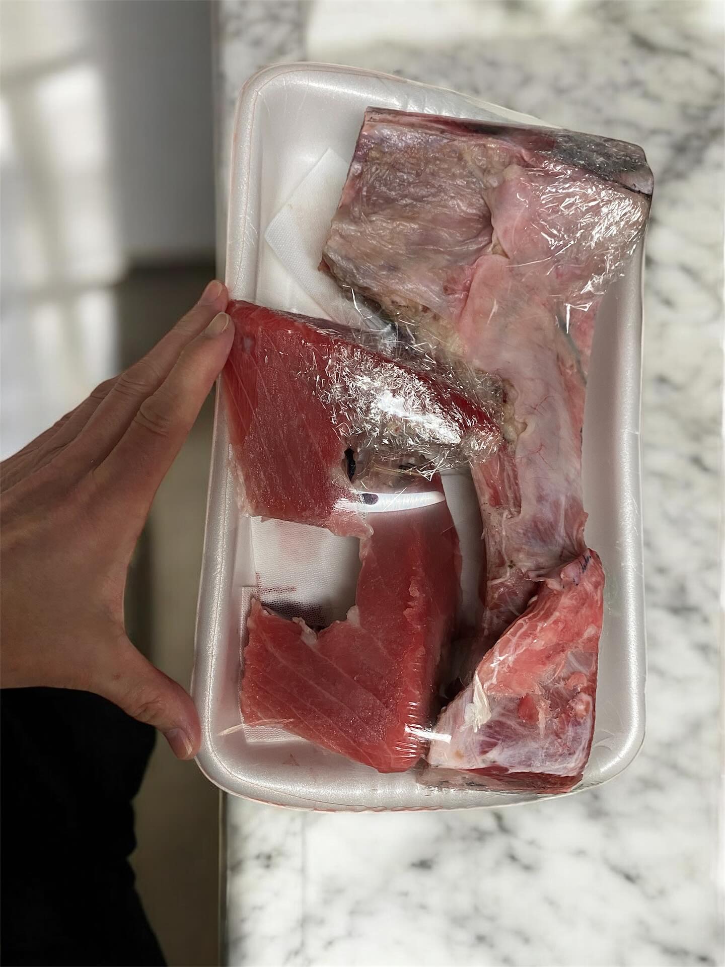 今日はめちゃくちゃ暖かくて
ノンビリ表を歩くのが楽しい1日でした
お店でお出しすると
二つ返事で注文頂くマグロのカマ
大好きだけど
家では絶対焼かない
とのご意見
全くもって同感です
今日は行きつけの市場ではなく
佐野のスーパーで土曜日だけ出るという
ウワサを聞きつけたので
初めて購入してみました
長さ30cmは裕にあります
ピンク色の身がしっかり付いていて
綺麗なサシも入ってます
塩ふって一晩おきましょ
今夜は牛すじもトロトロにして
お待ちしております
店舗前の駐車場は最大で9台
停められます