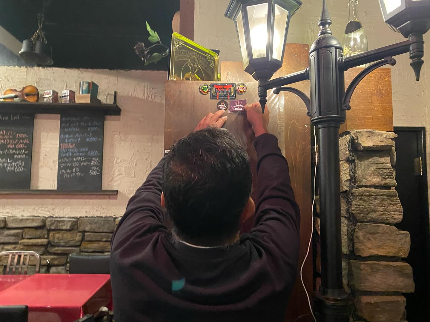 今日は日差しが暖かく
気持ち良いお天気ですね
昨夜はライダーズチーム
ちバラぎ会の重鎮が
奥様と一緒に御来店下さいました
兄ィ達のオリジナルステッカー
お預かりしましたよ
本日はマグロカマ入荷します️