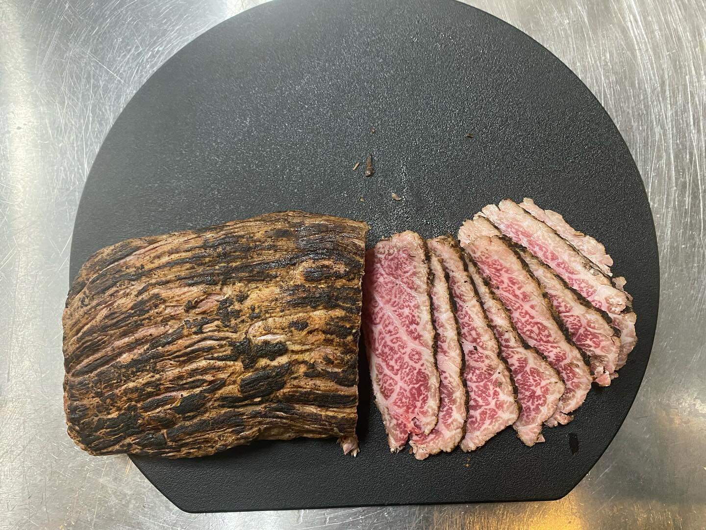 牛のタタキをカットしました🐃

素敵な断面ですよ
お味はマスターの保証つきです❣️