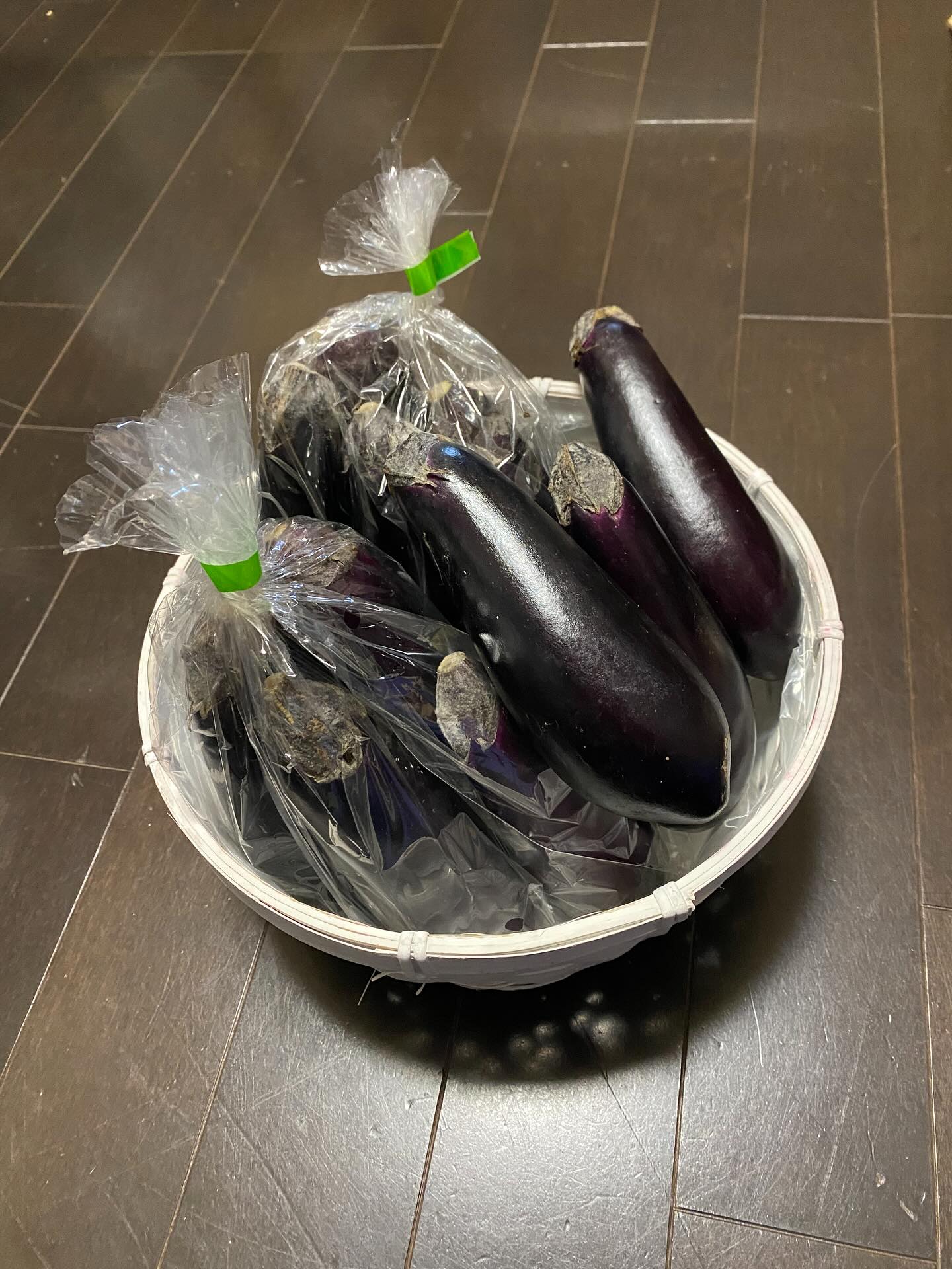 画面から
流れてくるのはXmas song…
サンタさんは誰か知ってるけど
なんかワクワクする季節
秋茄子は嫁に何とか…と言われる
ナスが美味しい時期
個人的には酒飲みなので
ババガヌーシュ(ナスのディップ)
が一番好きなレシピ️
昨夜試作したものを
御来店のフリーク様へ
試食お願いしたところ
GOを頂きましので
本日よりメニューに加えます
バケットにのせて
お楽しみ下さい^_^
大きな牛肉は明日️マスターが
特上タタキに変えてお出しします
ご期待ください