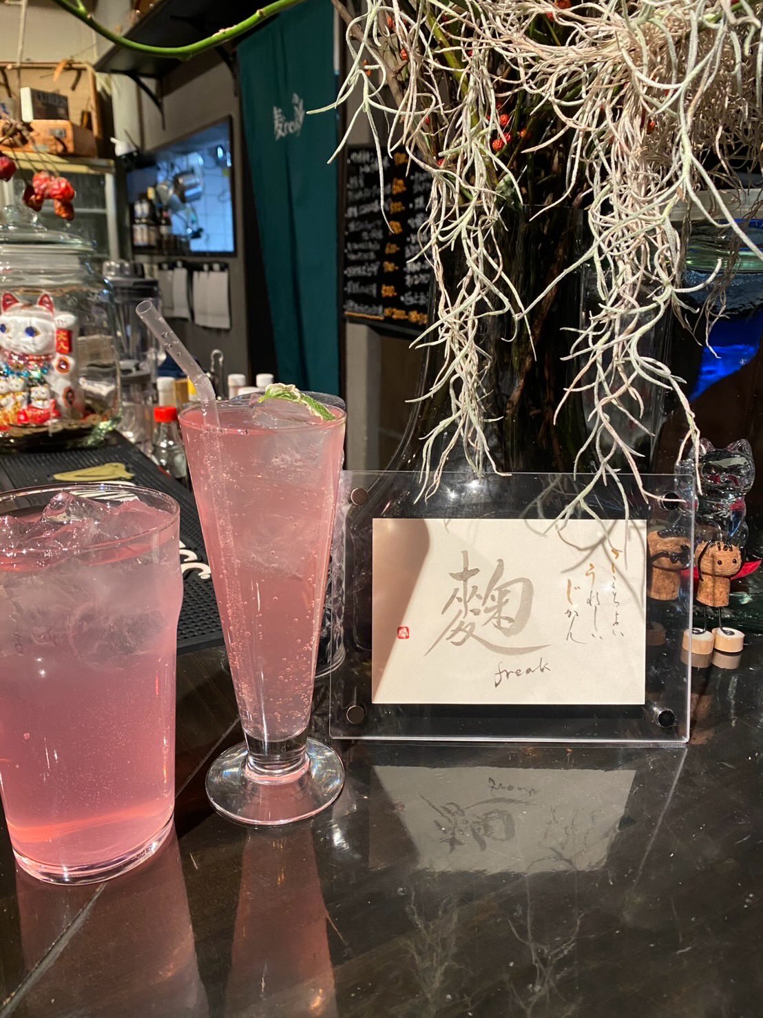 今日はマスターと
定休日という名の
反省会&試食会
あ〜でもない
こーでもない
あっという間に数時間…
ひとまずドリンクから
フリーク様に人気の
コンブチャレモンから派生した
New flavor
シチリアピンクレモン🍋🩷
可愛いピンク色の
乳酸菌入り発酵ドリンク
お酒で割っても
ソフトドリンクでもOK
ゴルフ帰りの殿方にも
好評でしたよ
明日は
焼きロールキャベツの
チーズカレー風味もございます
気になる方は
是非お立ち寄りください