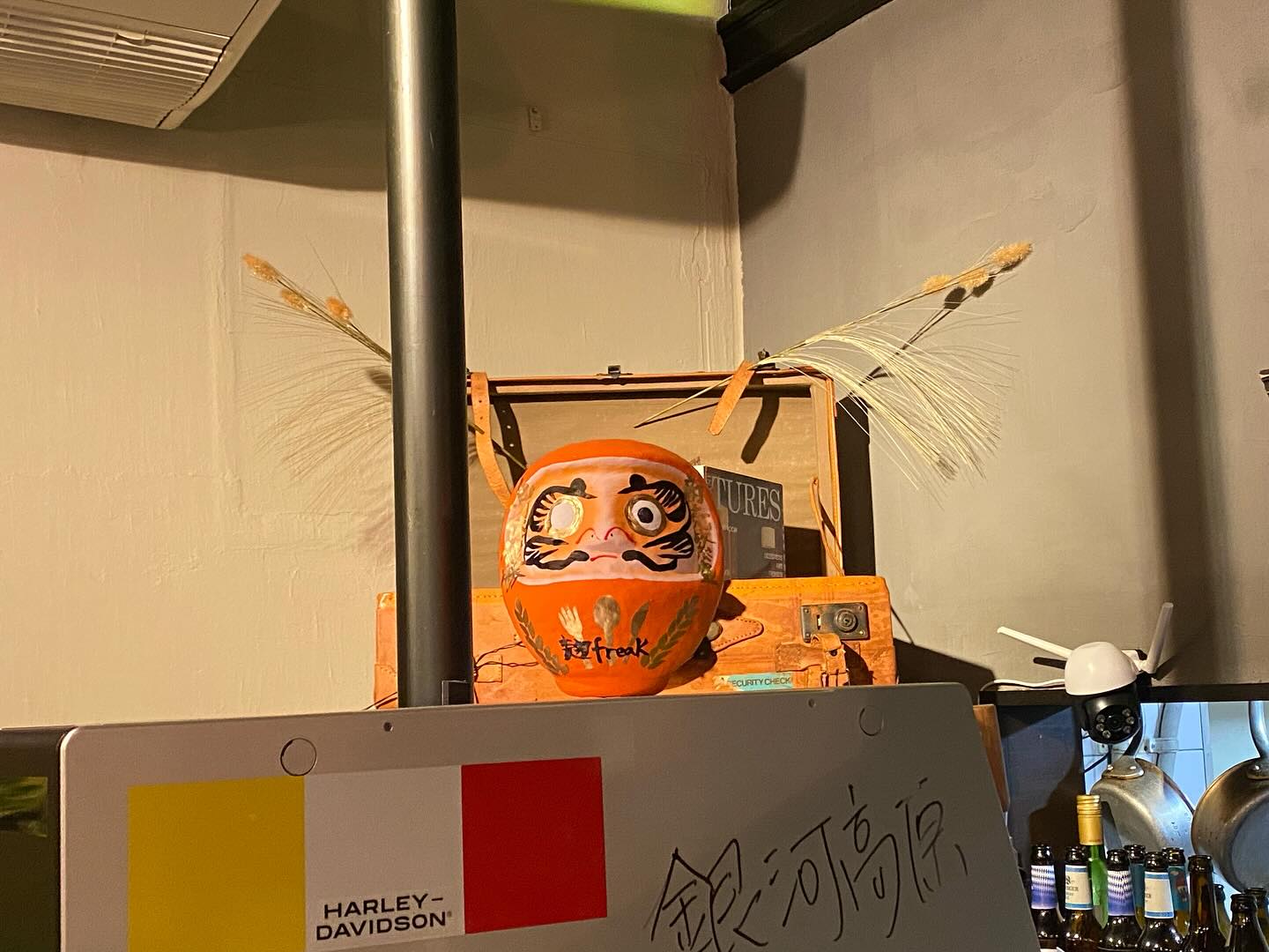 昨夜のお客様は
高崎から御来店
開店祝いに
転からない達磨を頂きました
願掛けしてもらったと
気持ちの籠った可愛い達磨さんに
コチラも祈りを込め黒目を描きました
オモテナシは
新作ナスのディップから
発芽大豆のサラダ醤油麹
枝豆のニンニク塩麹
サラダチキントリュフ風味
豚ロースのソテー
きのこ麹クリームソース
モッツァレラのマリネと生ハムサラミ
豚の角煮
キノコのキッシュケチャップ麹
おひとり様モツ鍋と卵雑炊
最後は〆の
七穀うどん納豆麹和え
『美味しかった』の言葉と共に
空の器を下げるときは
感謝の気持ちで一杯になります🥲
遠い所お運び頂き
ありがとうございました
またのご来店
心よりお待ちしております