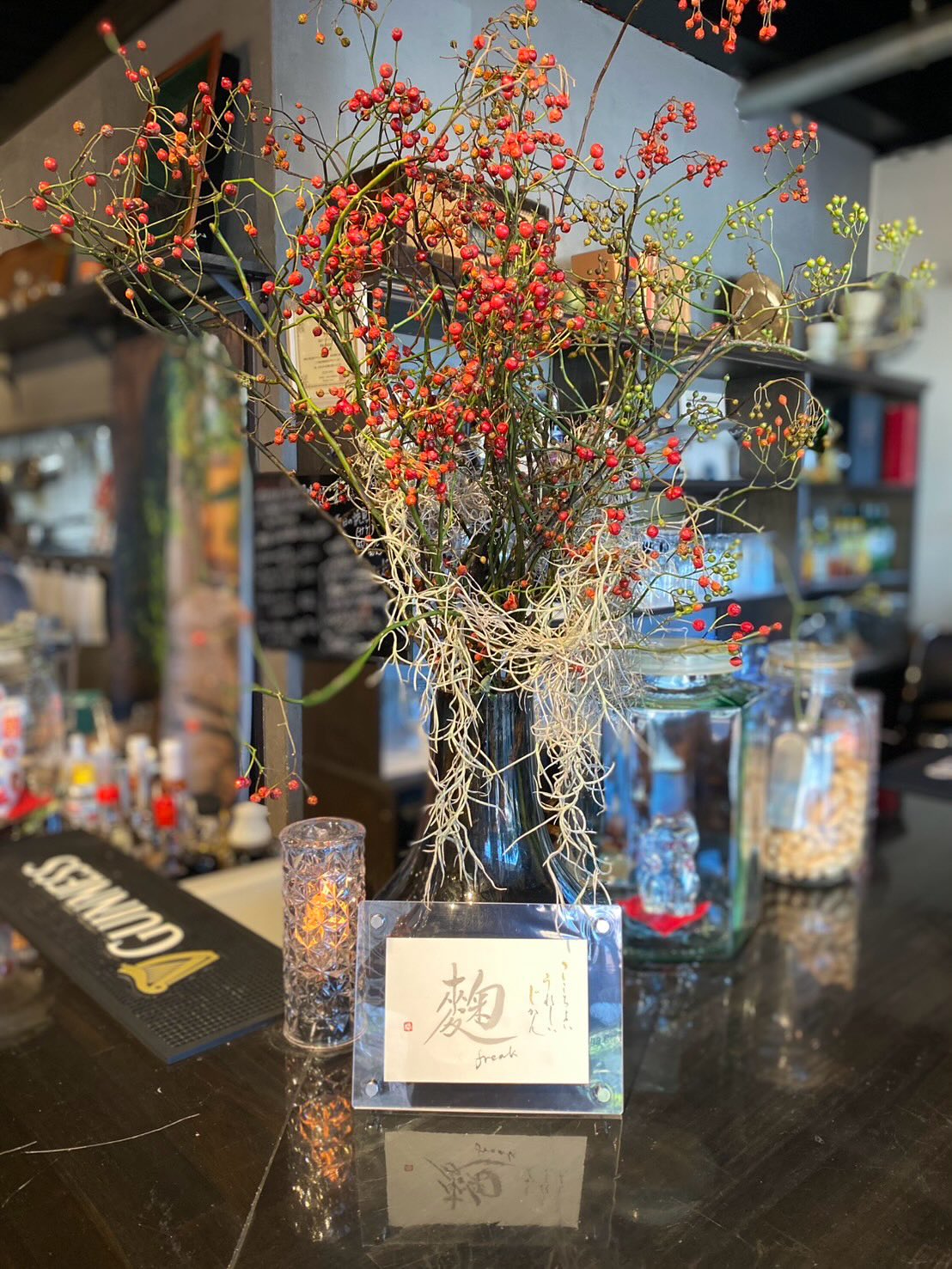 曇り空ですが
コレから晴れ間がでるのかな
昨日は完全予約制のfreakランチを
お楽しみ頂きました
御来店早々に素敵な書のプレゼント
有難うございます
美しい筆捌きと
麹にかけた言葉のチョイスは
センス光る世界で一つの逸品
皆さんに見てもらいたくて
入口直ぐの目立つ場所に
置かせて頂きました
【ランチメニュー】
カボチャのスープ塩麹仕立
ルッコラのサラダ
ワンプレートで
発芽大豆のマヨディップ醤油麹
きのこのキッシュケチャップ麹
チーズ豆腐イチジクとナッツ
鳥モモ肉ソテー玉ねぎ麹トマトソース
豚肉のソテーきのこ麹クリームソース
キウイ麹ヨーグルト
カヌレ
ドリンク付
麹を使った意外な調味料や
コージからの吉川晃司まで
楽しいお喋りに混ぜて頂き
笑い溢れるランチタイムでした
益々寒くなる季節ですが
麹freakは
御来店下さるお客様のお陰で
日々心暖まる思いです️