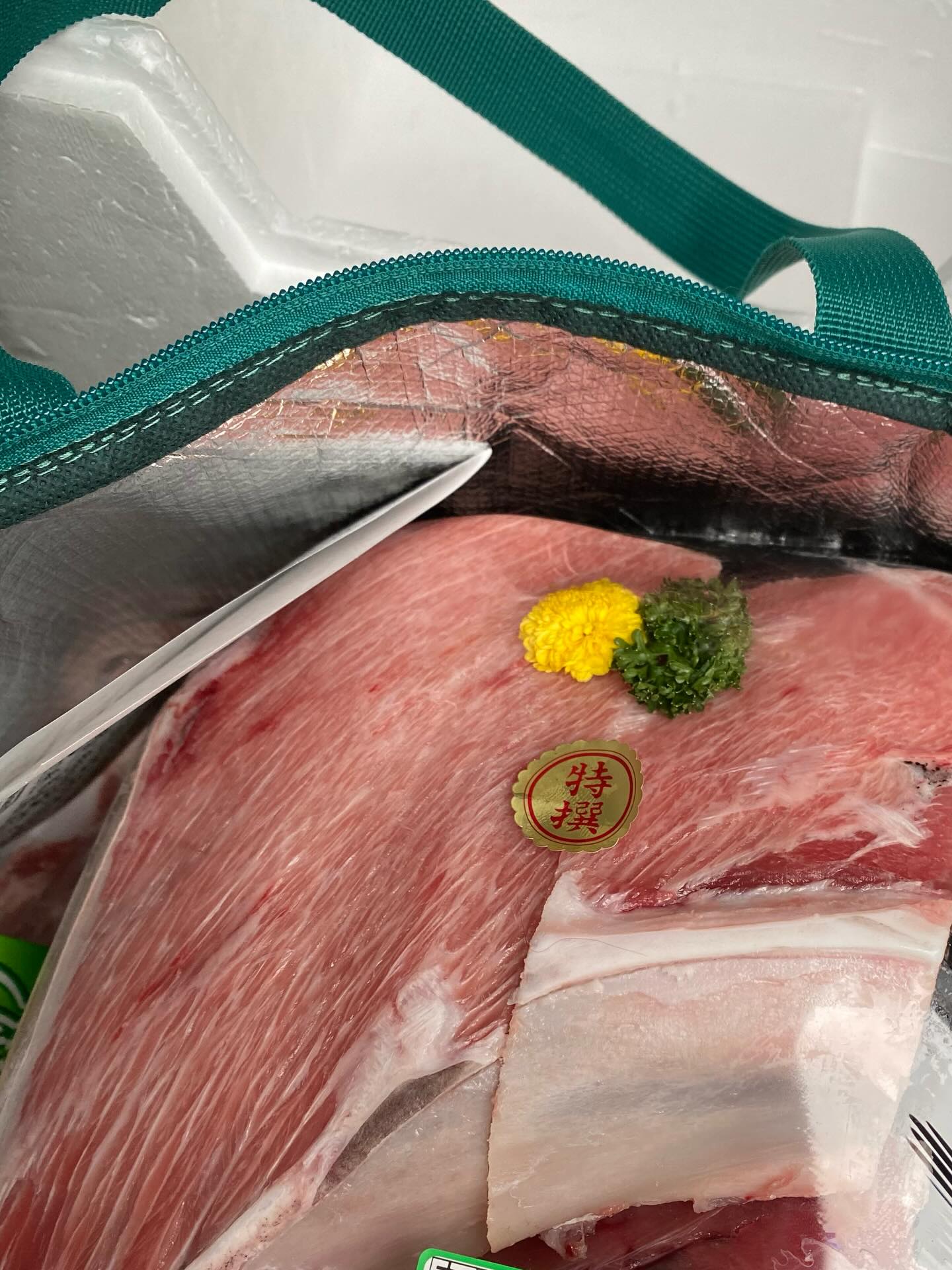 いよいよ来てほしくない
冬将軍がやってきましたネ🌪
お茶は出ませんよー
早々にお引取り下さい

最近の夏も厳しいけど
寒いのも辛いですね

今日のお通しは熱々のスイトンを
ご用意してお待ちしております

ウチの看板商品の
【マグロカマ焼】

美味しいカマを召し上がって欲しくて
日々市場や取引先を巡り歩いて
ゲットしております

オススメすると
二つ返事でご注文頂ける理由は

魚臭くなるので
家では調理したくない
焼いたあとの掃除が大変
そもそも
大きくてグリルに入らない

そのお気持ちよーく分かります
食べたいけど
家では作るのはチョット

代わりにお作り致します

マグロのカマは頭の部分だけに
DHAが豊富な天然のサプリメント

痴呆症の予防
記憶力や学習能力の向上など
脳の機能を高める健脳食なんです

お味は保証付き
なんなら
面倒なホグし作業も御依頼下さい

マグロカマは
数に限りがございます 
ご来店の際は是非ご賞味下さいませ