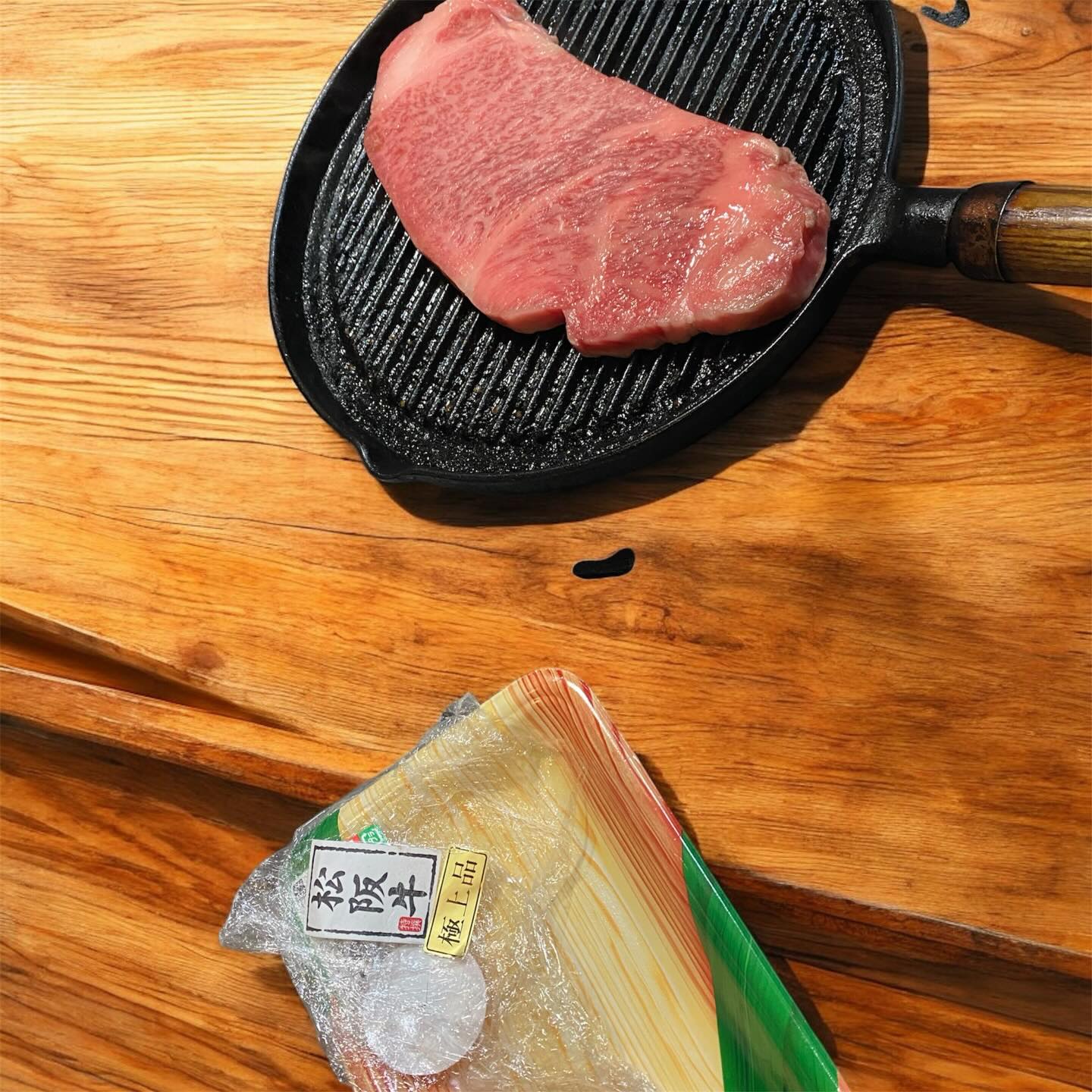 昨夜はクリスマスイブEVE
だったので
入手した極上の松阪牛と
クリスマスケーキに
シャンパンを空けて
御来店の皆様と乾杯
若さや外見の派手さとは真逆の
堅実で真っ直ぐな働き者の2人
その会話から感心と
多くの学びを貰いました
息子の親友である彼
そのクールな見た目からは
想像もしなかった思い遣りの言葉を
小さなサンタさん🤶からは
可愛い笑顔の
プレゼントで癒され
クリスマスオードブルを
御予約して下さった方からは
作りながら2人の幸せな夜を想う
心温まる時間を頂きました
もうサンタクロースは
来ないと思ってたけど
私の周りには沢山のサンタが
いたことを知った夜でした