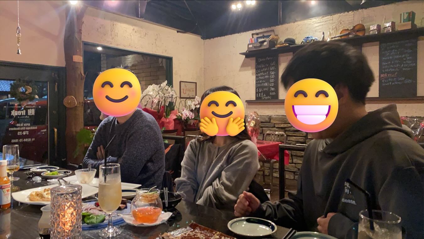 本格的な冬がきて
外は北風が吹き荒れてるけど

店内はフリーク様に囲まれ
とっても穏やかで平和です

カウンターの中から
皆様の笑顔や
楽しくお喋りする姿を見る 

それが一番嬉しい時

ある日息子の同級生が
駆けつけてくれて
『帰るところが出来た』
と言ってくれたり

例えばワインの首に
紙ナプキンを巻くと
手も服も布巾も汚れないよ
と裏技を教えて下る方や

マスターの親友が
自前のステッカー作成してくれて
何処に貼ろうかなんて考えてる後姿

一年前に袖擦りあった女性から
実は…なんて
驚きの告白を頂戴したり

巡り巡って御来店下さった
イケメン二人組T＆Ｓ君に
『腹巻しろよ』と
他愛無い会話で見送るとき

数え上げたら
キリが無いほどの奇跡の数々

こんな景色を見るなんて
半年前には考えもしなかった

夢は
お金が有れば叶うと思ってたし

自分は
独りでも生きられると思ってた

けど全て思い上がり
そうじゃなかった

全ての出来事を大切に抱え
粛々と明日へ進みます

本日も御来店頂き 
誠に有り難う御座いました