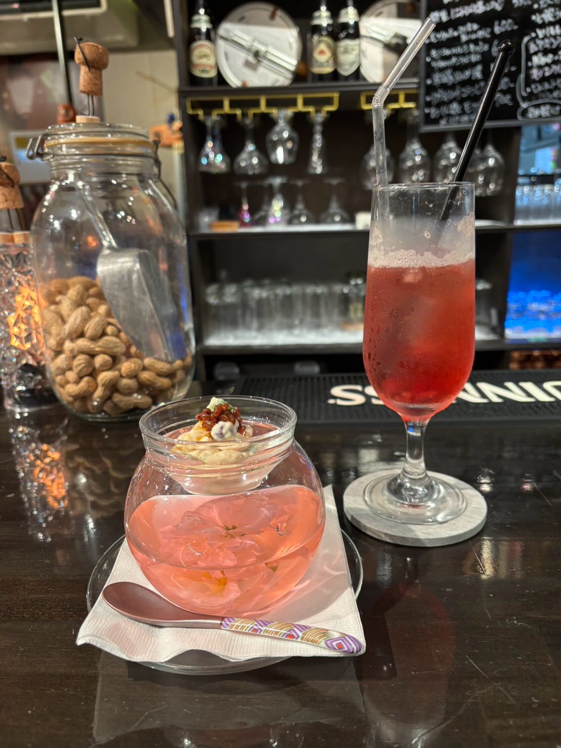 今日も昼間は穏やかで
仕込みをしていると
少し汗ばむくらいでした

このままの気温なら良いのにな…

フリークの皆様に大好評の
自家製フルーツビネガー🥤

数種類のベリーと
甜菜糖
林檎酢を合わせ
12時間発酵させたもの

フルーツビネガーに含まれる
酢酸は疲労効果が高く
消化液の分泌
便を排出し易くする
ぜん動運動を促してくれます

また内臓脂肪の減少
高めの血圧の低下 
食後の血糖値の上昇を緩和
すると言われていますが

毎日継続して摂る事が大切です

炭酸で割ることで飲み易く
口当たりも良いビネガーです

御来店の際は
是非お試しください