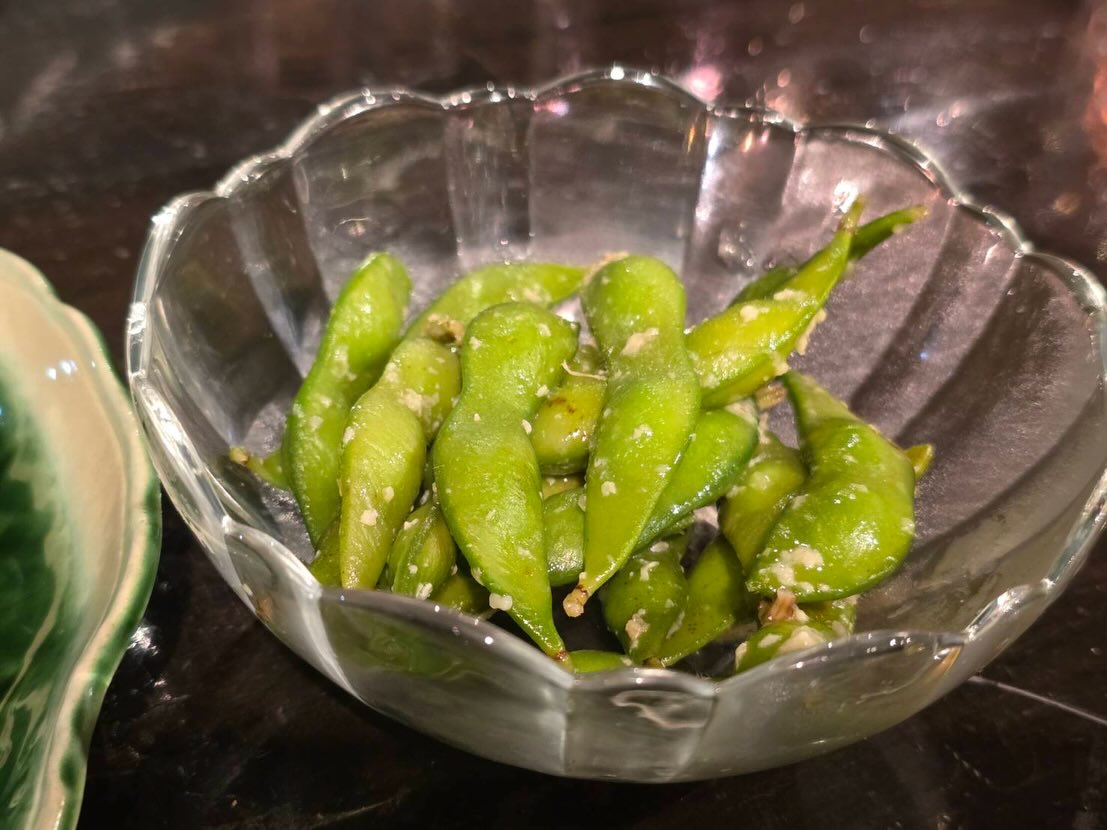 今日も穏やかで暖かい日ですネ
こんな日が続くと良いんだけどな…
先日フリーク様から
『麹って何?』と聞かれました
聞いた事ある
体に良さそう
そんな漠然とした感じを
お待ちの方も多いですよね
醤油、味噌、味醂、酢、日本酒は
蒸した穀類に麹菌を繁殖させて作られ
八丁味噌は大豆麹から
麦味噌、麦焼酎は
麦麹が原料となっています
麹菌を使うのは日本だけで
温暖多湿な気候風土から産まれ
日本の【国菌】に指定されています
麹に含まれている百種の酵素が
食材を柔らかくし
消化吸収を促進する事で
腸内の善玉菌を増やし
腸内環境を整え
肥満予防
美肌効果
免疫力を高めたり
便通の改善に一役買う優れモノ
フリークの皆様にも
その効果を実感して頂くべく
料理や調味料に
自家製の麹を使用しています
塩麹
醤油麹
ケチャップ麹
納豆麹
玉葱セロリ麹
キムチ麹
にんにく麹
中華麹などなど
麹は旨味を引き出し
アミノ酸を生み出すため
素材そのものを美味しいと感じるのです
店で使用する麹は
目で見て分かるように
粒のままでお出ししています
是非!お召し上がり頂き
麹の効果を実感してみて下さい