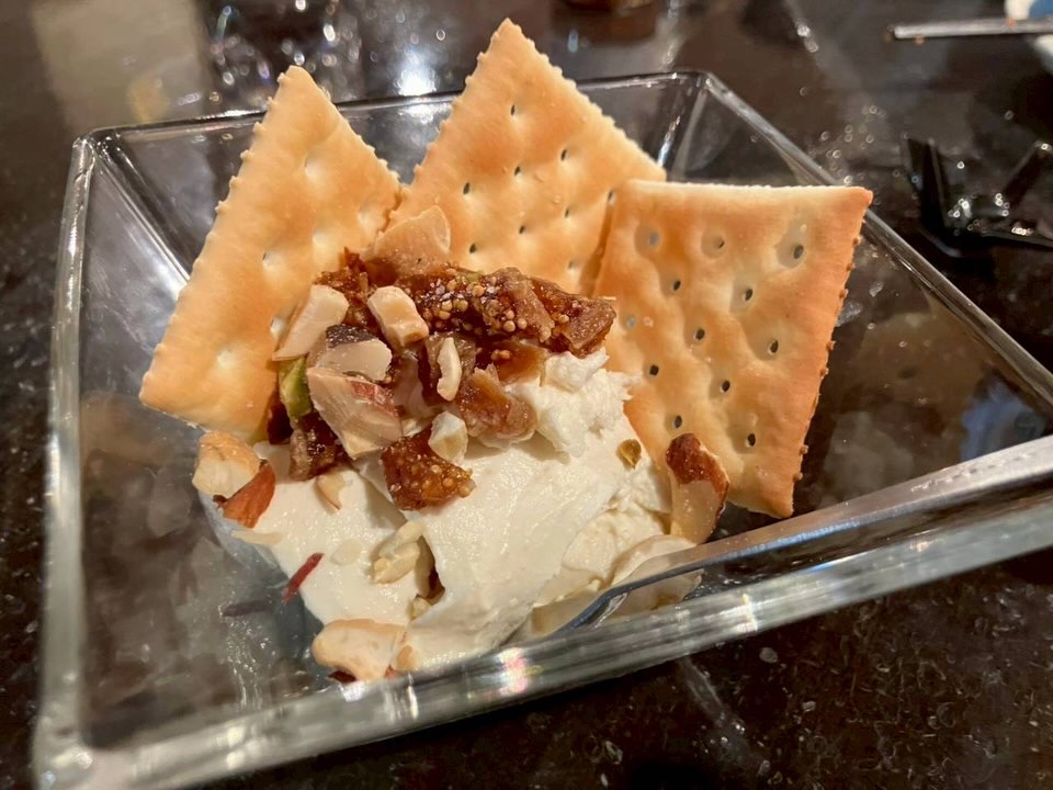 今日は風もなく穏やかな日でしたね
からっ風が吹くと
とたんに乾燥が気になります🌪️
麹freakの腸活メニューの中でも
特に女性から好評頂いているのが
ココナツ香る
クリームチーズ豆腐
極限まで水切りしたお豆腐に
クリームチーズを練り合わせ
ココナツオイルを加えて固めたもの
チーズ1に対し
3倍量のお豆腐を加えているので
超低カロリーなのに
ねっとり濃厚な口当たりなので
腹持ちが良く満足感があります
使用しているココナツオイルは
90%が飽和脂肪酸で構成されており
その大部分が中鎖脂肪酸(MCT)
抗菌や抗ウイルス作用により
免疫力向上が期待されています
中鎖脂肪酸はエネルギーに変換され易く
体脂肪の燃焼効果も高めるため
ダイエット中の方にも人気
さらにココナツオイルは
腸に優しく働きかけ便通の促進や
腸内の善玉菌が育ち易い環境を整えてくれます
ビタミンEやポリフェノールなどの
抗酸化物質も含まれており
細胞の老化を防ぎ病気にかかりにくい身体をつくる手助けをしてくれます
また天然の保湿剤としてヘアケア
リップやメイク落としネイルなどにも
幅広く活用できる万能オイル
そんな万能オイルが使われている
クリームチーズ豆腐
イチジクとナッツをトッピングして
バケットに載せてご提供しています
スイーツの様でもあり
オツマミにもなる逸品です
是非お試しください