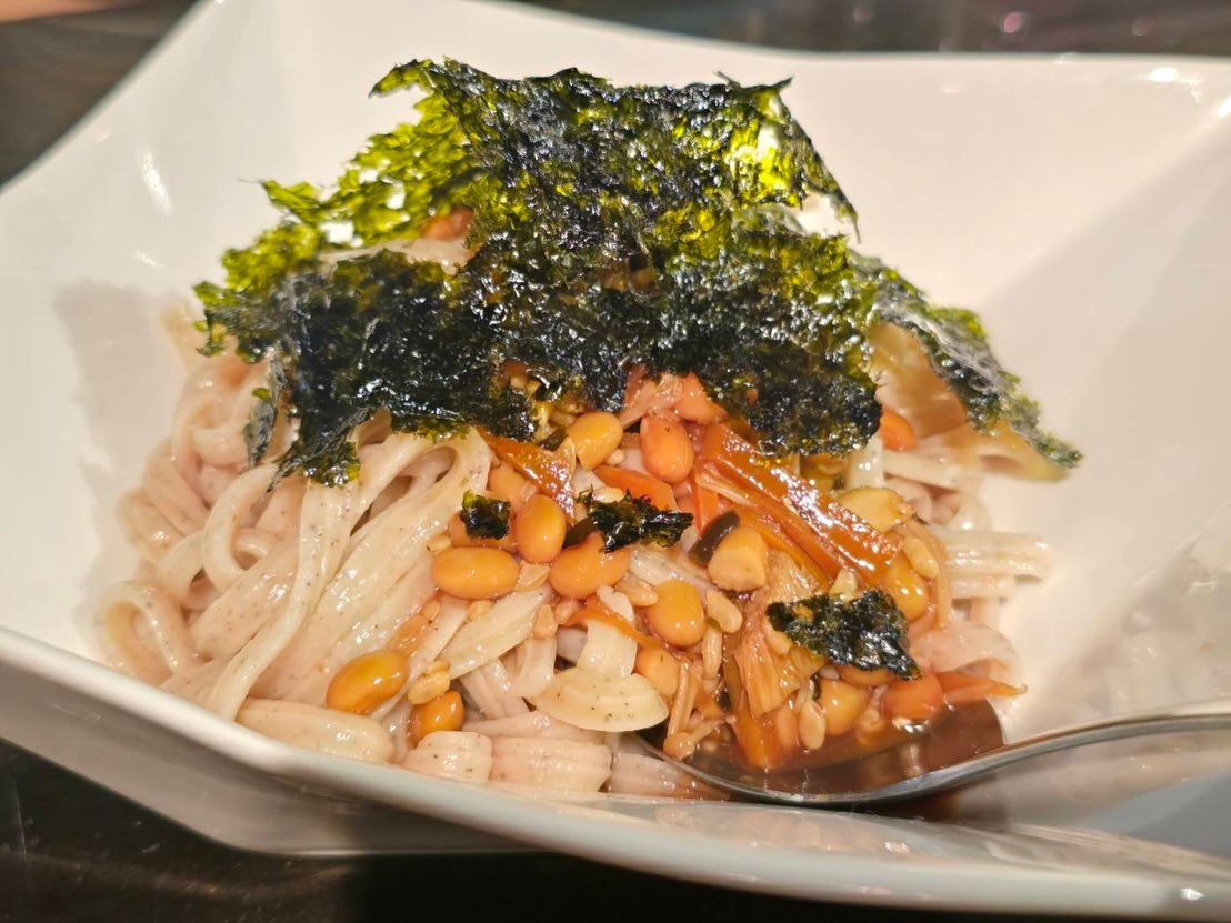 今日は風がないぶん
昨日より過ごしやすいですね
お店に足を運んで下さる方を思うと
日々お天気が気になるんです

麹freakでお出しする
雑穀米や七穀うどんは
どちらも必ず一度冷ましています

炊いたご飯を冷まし
再度人肌にすることで
糖質でありながら
発酵性食物繊維に変わるからです

それは胃や小腸では消化されず
大腸まで運ばれ善玉菌の餌になり
便のカサを増し便通を促すうえ

炊き立ての炭水化物と違い
血糖値が上がりにくいため
急激な眠気に襲われることもなく

腹持ちも良いので
適量で満足感が得られるなど
良いことずくめなんですよ

以前は身体に必要な栄養素と
考えられていなかった食物繊維

研究が進んだ現在は
全身の健康の改善を目指すため
欠かせない存在として
脚光を浴びています

心も身体も偏らないのが1番デスね️