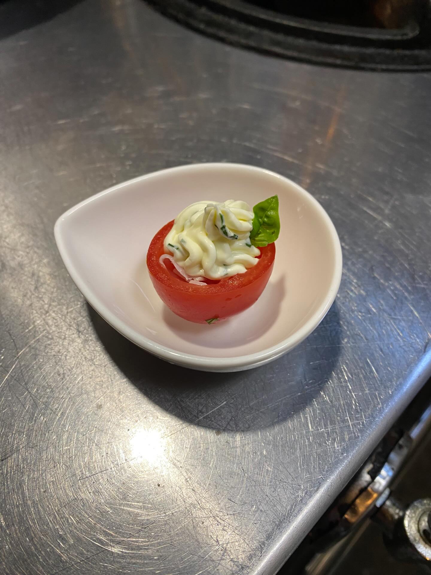 週が明け街は
年末モードの人達で溢れ
すっかり師走らしくなりました

10月23日にオープンし
あっという間に2か月が経ち
皆様のお陰で無事年を越せそうです
本当に感謝しかありません

昨夜は神奈川県から
料理研究家の助っ人が来訪

午後から厨房にて
あれこれ試作の没頭

カプレーゼ
ジャンバラヤ
洋風おでん
全粒粉のパスタジェノベーゼ

などなど
来年に向けて新たなメニューが
次々と仕上がりましたよ

どうぞお楽しみに

そうそう…

ゲンコツサイズで
ミッチミチに具が詰まった
食べ応え抜群の餃子も仲間入り

この餃子の
【名前を募集】しています

採用された方には
一皿無料でプレゼント

沢山のアイデアお待ちしてまーす♪