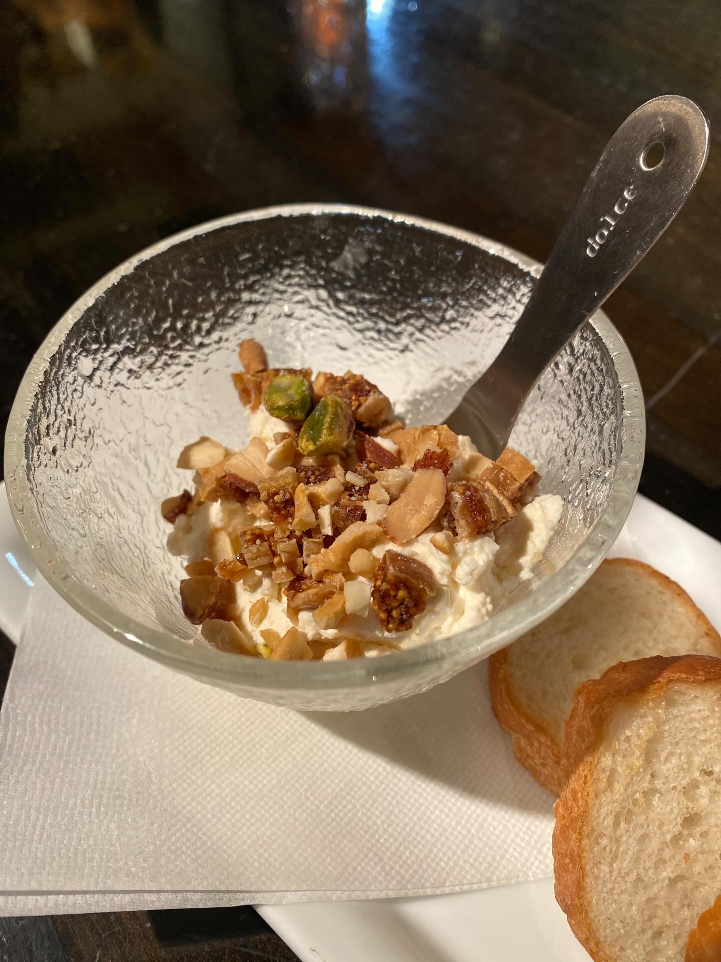 部屋の中から外を見ると
平穏そのものですが
玄関を開けたとたん
寒風に頬を叩かれ肩が竦みます
年々身体に堪えるなぁ…
昨日も腸活に興味深々のフリーク様と
楽しくお喋りをさせて頂きました
情報が錯綜している昨今
腸活って何から始めれば良いのか
あれコレやったけど
本当に合ってるのか分からない
とのお話しがありました
先ずはたんぱく質ファーストを
意識して欲しいと考えます
たんぱく質は人間にとって1番️
大切で必要な栄養素だから
体を構成する60兆個
全ての細胞の材料であり
不足すると様々な機能が低下し
不調の元となります
幸せホルモンセロトニンの
材料でもあるため
たんぱく質不足になると
意欲が低下し
イライラや落ち込み易くなったり
睡眠ホルモンの生産量も減るため
睡眠のリズムが崩れる
元気ホルモンドーパミン
リラックスホルモンGABAも不足し
精神的にも不安定になるなど
数え上げればキリがないからです
先ずは体重1キロ当1〜1.5gの
たんぱく質を目安に摂るように
すると良いそうです
体脂肪や活動レベルを加味すると
1食当たり
男性 なら30〜40g
女性 だと25〜30g
程度が目安になります
主な食品のたんぱく質量は
お肉100gあたり20g
鮭.鯖100gあたり20g
卵1個6g
納豆1パック8g
木綿豆腐7g
たんぱく質は食べ溜めが出来ない為
毎日毎回の食事から
適量を摂取する必要があります
朝食でたんぱく質を強化し
炭水化物量を少なくすると
昼食後の高血糖を抑制するため
昼食後を取った後も
眠くなりにくなったり
内臓からの熱産生により
冷え性も改善されます
良いことずくめの
朝食たんぱく質ファーストを
ぜひ!実践し体感して下さい
皆様からのご報告
カウンターでお待ちしてます