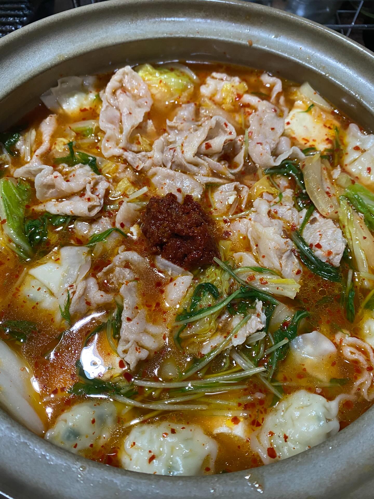 麹freakは腸活プラス
女性1人でもカウンターで呑める
そんな雰囲気造りがコンセプト

神さまは
それを知ってか知らずか

昨夜は

カウンターに2名様3組
テーブル席に4名様
その全てが全員女性という
奇跡の光景を見る事が出来ました

さて今夜は出来たてのキムチ麹で
豚キムチ鍋をお出しする予定です

キムチは発酵食品の代表格
自家製なので添加物や化学調味料は
一切使用しておりません

乳酸菌の宝庫であり
ヨーグルトよりも多いんですよ

免疫力を上げるビタミンA.
疲労回復効果のあるビタミンB.
食物繊維も含まれ
腸内環境の改善にも繋がります

カプサイシンがエネルギー代謝を促し
ダイエットにも効果的

麹の自然な甘味と旨味で
キムチがグレードアップして
身体を芯から温める冬の定番鍋

是非一度お試しください