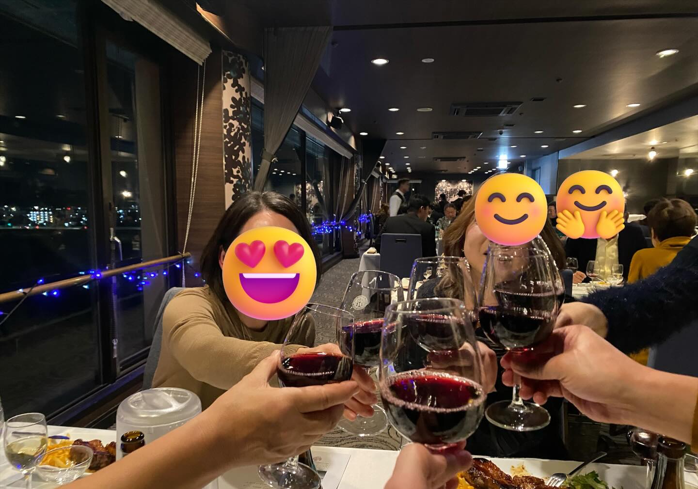 昨夜は
ミヤコホテル9階のレストラン
ラ、ベルビューにて
毎月恒例のイベントへ参加

ホテル側のご好意により
ご参加の皆様へ麹freakのPRと 
乾杯の音頭を取らせて頂きました 

足利の夜景を見下ろしながら
美味しいワインと食事を堪能し 
程よい加減で解散となりました

来月は国産のワインを
ご紹介下さるそうですよ
ご興味のある方は是非ミヤコホテルへお問い合わせください

本日は発芽大豆を使ったサラダを
作ろうと思います

発芽大豆は通常の大豆に比べ
栄養価が高く低カロリーで
畑のお肉と呼ばれており

たんぱく質とカルシウムを
同時に摂ることが出来る優れもの

食物繊維やイソフラボンも含まれ
動脈硬化予防や肌や
髪の美容にも効果があるとされています

血圧や血糖値を調整するGABA
貧血の予防効果のある葉酸など

定期的に摂取することで得られる効果は
盛りだくさんなんですよ

少しだけ頭の片隅に置きながら
大豆を噛み締めて見てください^_^