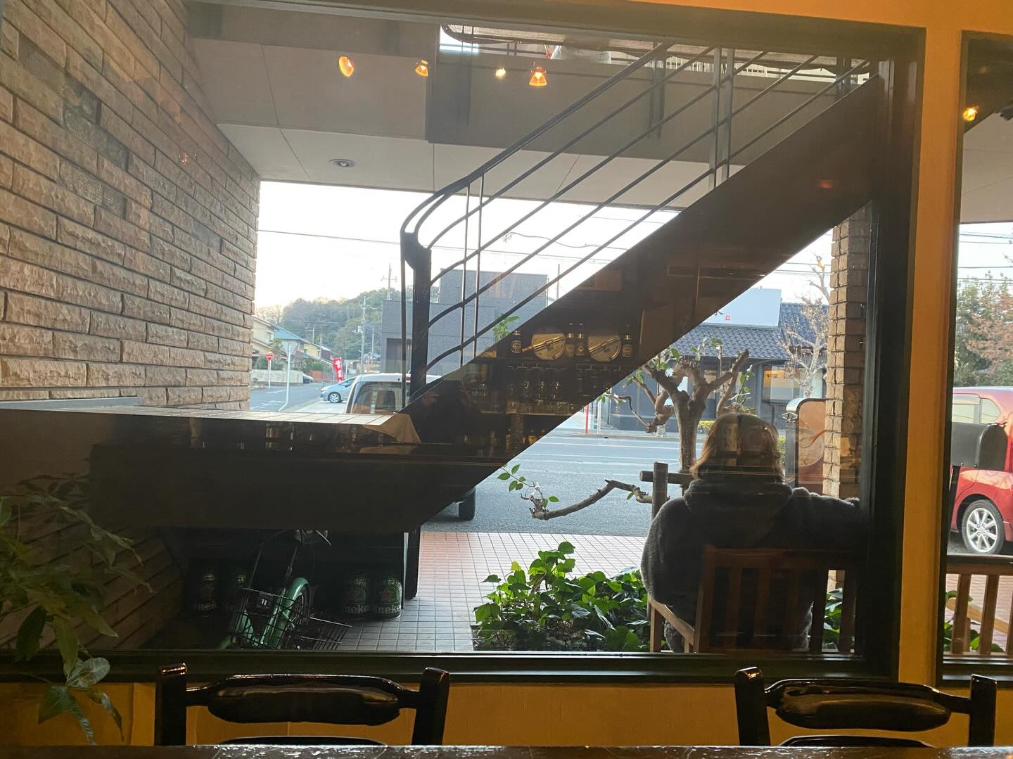 いよいよ明日から冬本番
暖かくしてお過ごしください

ふと顔を上げると
まだ外が明るい
ずいぶん陽が伸びましたね

女子に人気のキッシュは
お豆腐を加えたヘルシー仕上げ
心置きなくお召し上がり下さい

足利唯一の腸活ダイニング
麹freak(こうじフリーク)

カウンター席では
お一人様を満喫したい方にも
ご友人とお喋りを楽しむ方にも
ゆったり居心地の良い時間を
お過ごし頂けます

4人掛けテーブル席が二つ
最大11名様で御利用頂けますので
是非ご活用下さいませ

駐車場は店舗前に9台
徒歩1分の所に4台御座います
満車の際はお声掛け下さいませ