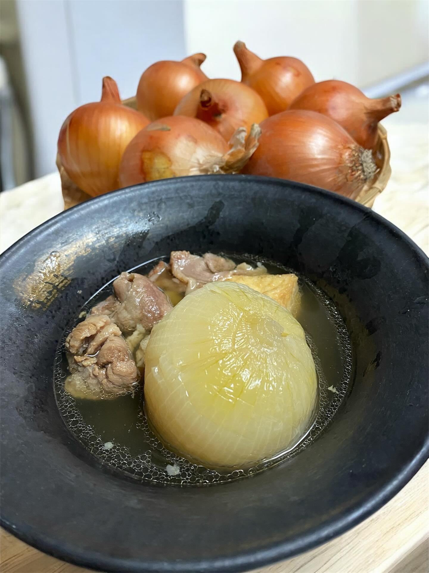 先の見えない寒さは
身体に堪えますネ
お腹が空いては太刀打ちできません
とにかく胃袋から温めましょう

淡路島さんの玉葱が届いたので
牛スジと丸ごと玉葱のオデンを作成

玉葱に含まれるフラクトオリゴ糖は
大腸まで届き善玉菌のエサになります

腸内で短鎖脂肪酸が作られ
大腸が酸性に傾く事で
悪玉菌が増えにくい環境になり
お通じの改善に有効なんです

だし汁には脂肪の吸収を抑える
ケルセチンが溶け出しているので
汁ごと飲み干すのがオススメ️

〆にリゾットなど
お作りしましょうか

マスターおすすめ️
あまりに美味いと言われ
晩酌庶民派代表を目指す
日本酒が入荷しました

こちらも併せて
お試しください❣️

週末は足利唯一の腸活ダイニング
麹freakで内臓から温めて
最強寒波を乗り切りましょう♪