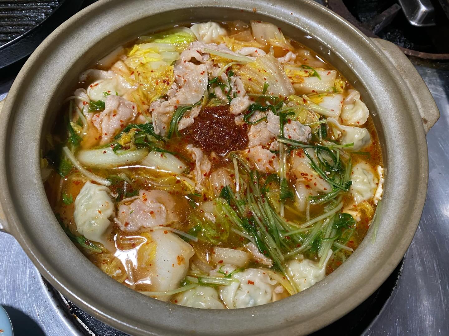 おはようございます
今日から三連休の方も多いですが
インフルエンザが
猛威を奮っていますね

腸には免疫細胞が７割住んでおり
善玉菌が喜ぶモノを採る事で
風邪を引きにくくなります

善玉菌が喜ぶモノ
それは発酵食品❣️

納豆やキムチ
糠漬けや麹

麹freakでは
自家製の麹を使用した
キムチ鍋や
納豆うどん
発酵糠漬け
自家製ドレッシングも
食物繊維が豊富な麦麹を使用

ストレスを溜めない
軽い運動を習慣にする
なども大切ですが

先ずは！食事が最優先です
腸が喜ぶモノを美味しく食べて
善玉菌にせっせと働いて貰いましょう

連休初日どう過そうか…
お悩みなら
足利唯一の『腸活ダイニング』
麹freakのカウンターへ
お立ち寄りください