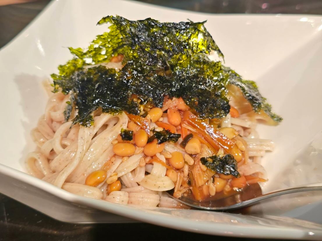 今シーズン最強で最長の寒波
と言われる初日の昨夜は外気温2℃
そんな中お越し頂き
本当にありがとうございます

今朝のTVで
納豆が死亡率を４割下げる
との特集がやっていました

納豆は腸活でもエース級の発酵食品
たんぱく質
食物繊維
ビタミン
ミネラル
がバランスよく含まれています

朝食のイメージが強い納豆ですが
実は夜食べる方がより効果的です

大腸の活動は副交感神経が優位な夜
活発になるため納豆に含まれる
納豆菌や食物繊維が腸内細菌環境を
整えてくれるんです

足利唯一の腸活ダイニング
麹freakの人気メニュー

七穀うどん納豆麹和え
是非お試しください

美味しく食べて
寝てる間に整えちゃいましょう♪