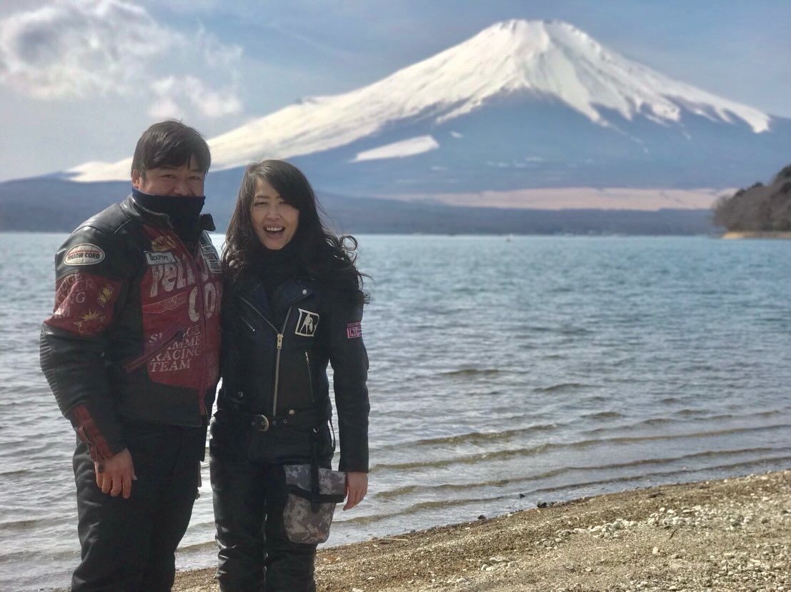 今日も暖かい日になりましたね
こんな日が続いて欲くとイイな…

ウチのマスター数年前の体重は
今より10キロ増でした😬

茶色いモンしか食べないから
仕方ないんだよね
偏食を強引に捻じ曲げても続かない

ので…
いつもの食事に
コッソリ麹を仕込みまして

お米には塩麹を混ぜて炊く
ハンバーグは
玉ねぎ麹を混ぜて焼く

唐揚げは塩麹を揉み込み
低温調理器(おススメはボニーク)
で火を通してから
少量の油で焼き目をつける

トンカツはソースを買い忘れた事にして
醤油麹で食べるのに慣れてもらう

餃子には生姜の効いた中華麹
麻婆豆腐はニラにんにく麹

カレーは固形のルーをやめ
きのこ麹にカレー粉を混ぜる

白い砂糖も甘麹に変えるなど

数年かかりましたが
特別な運動をする事もなく
以前の体重に戻り
ウエストもスッキリ

腸は脳の指示なく
自分で考える唯一の臓器

なので善玉菌を味方に付けると
良いこと沢山ありますよ