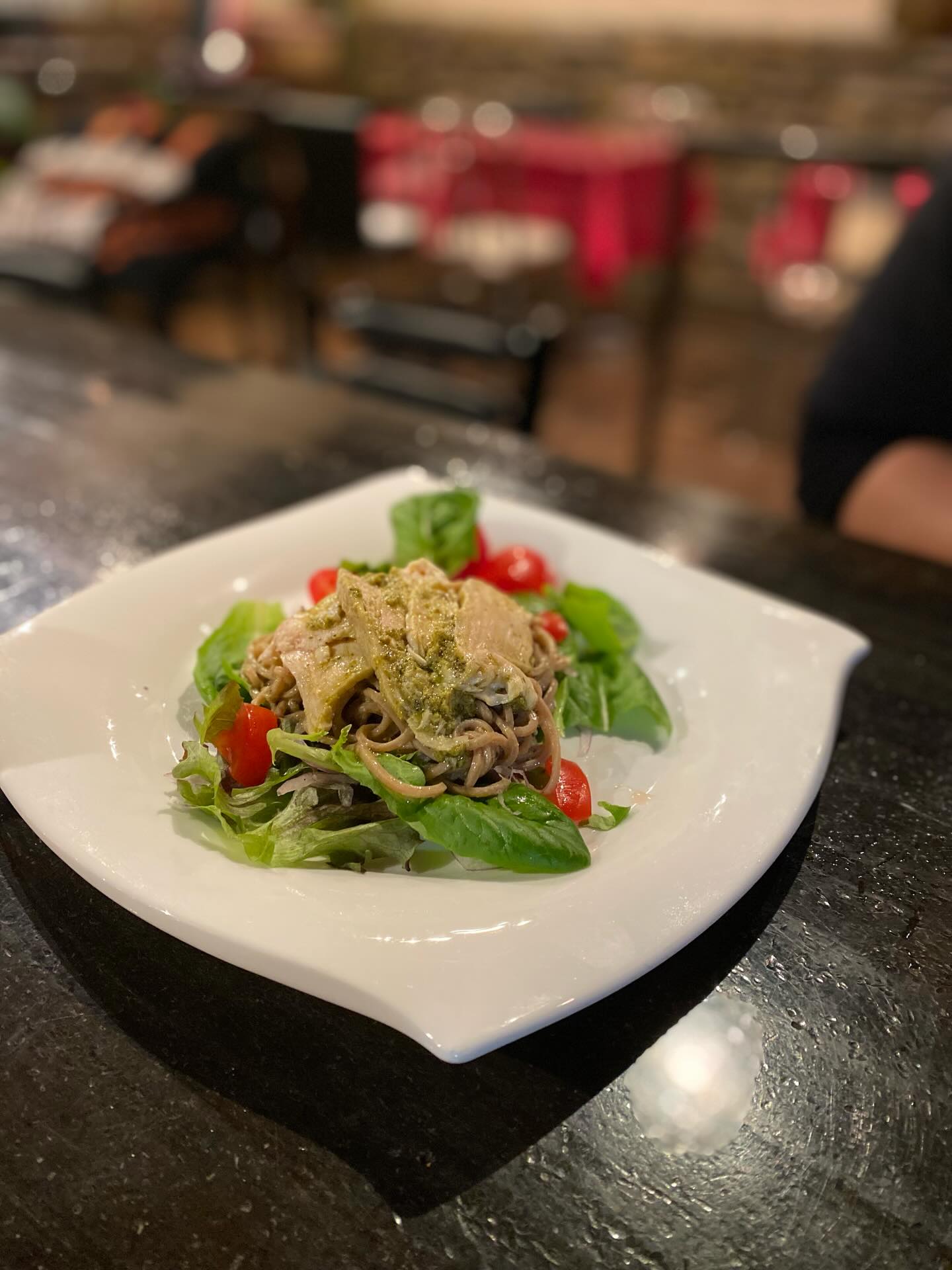 謹賀新年
麹freakは3日から
通常営業致します
本年もどうぞ宜しくお願いします

年末年始は呑み会続きで
皆さま内臓がお疲れではないかしら…
とても心配です😟

ダイエットと言うと
白米などの炭水化物を控える
そんな傾向にありますが

それよりも食べる順番が 
とっても大切なんです 

夕飯はベジファーストではなく
オカズファーストにして
お肉や魚などの脂質は気にせず
タンパク質を
1日200g程度は摂って欲しい

糖質と脂質のW摂取
コレは非常に宜しくないので
例えば丼物などを控える

甘ーいだけの飲み物人工甘味料は
血糖値を爆上げし脳がお腹が空いたと
勘違いしてしまう為出来るだけ避ける

食後は簡単な家事又は 
入浴でも良いので少しでも動く

寝る前3時間前迄に食事を終え
次の食事までに12時間空ける

など…

一変に全部は出来ないですよね
どれでも良いんです

出来る事から一つでも取り入れ
無言の臓器を労って頂けたら
良いなと思います