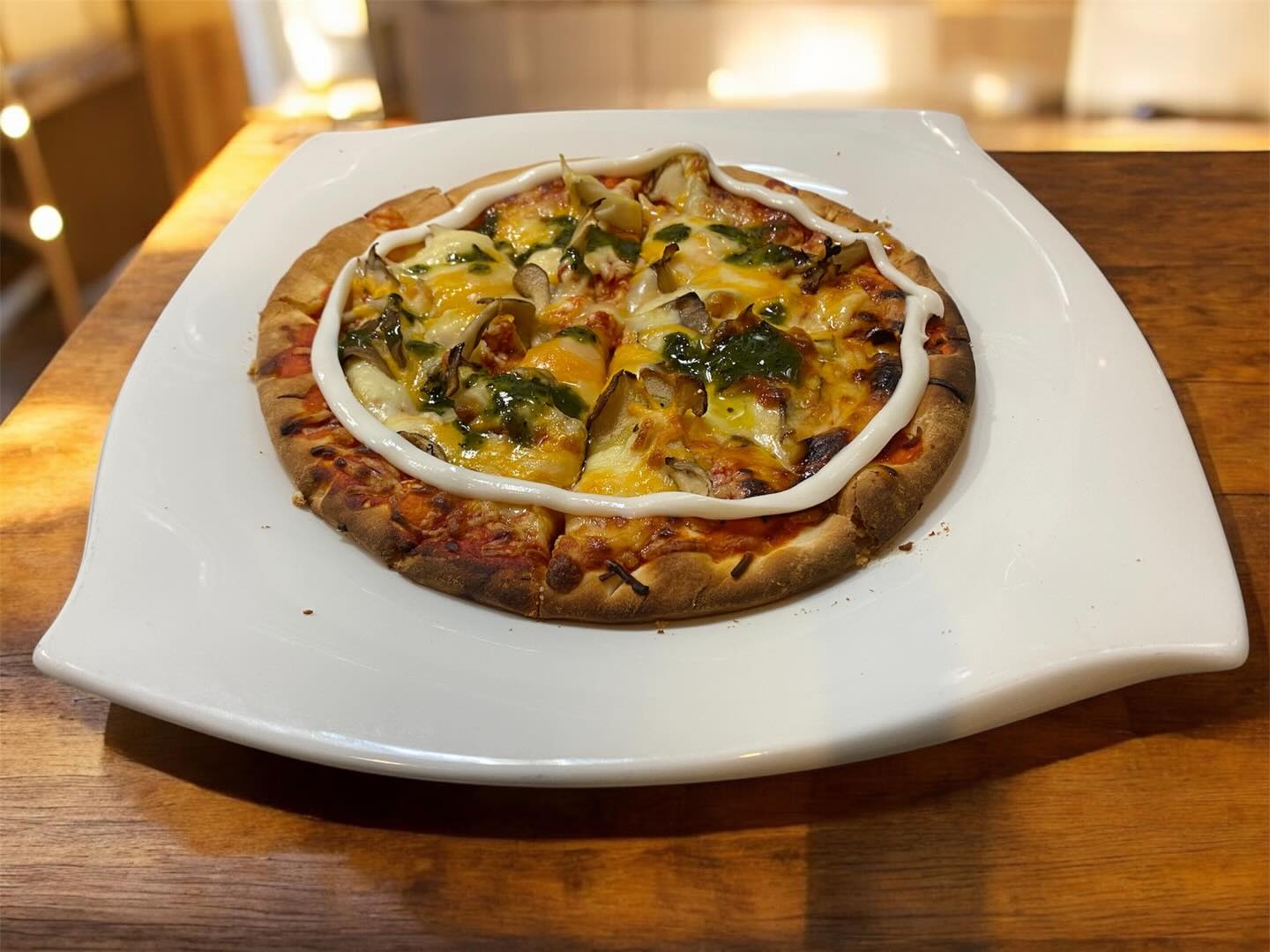 赤城山を雲が覆うと⛰️
下界を暴れ廻る風神に
車すら揺さぶられます
皆様お気をつけくださいね

足利市唯一の腸活ダイニング
麹freakで好評頂いている

チーズたっぷり舞茸ピザ

キノコは菌をそのまま食べる事が出来る唯一の食材です

『菌』と言う字の訓読みは
『きのこ』ってご存知でしたか

低カロリーで食物繊維が豊富な
キノコを摂って
知らぬ間に菌活🟰腸活

善玉菌を増やして
免疫の下がる真冬を
乗り切りましょう

今日も熱々オデンと共に
ご来店お待ちしております