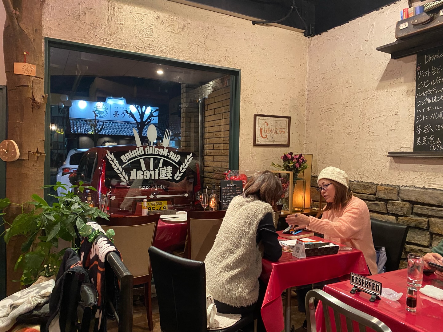 だいぶ暖かくなり
やっと春が見えてきましたね

先日の占いナイト
イベントでは沢山の皆さまに
お越し頂きありがとうございました

鑑定後の皆様が
晴れやかな笑顔で
戻ってくる姿を見られた事が
なにより嬉しかった

来月も開催しますので
楽しみにして下さい

そして❣️
いよいよ明日は第二弾のイベント
【マジックナイト🪄】
まだお席に余裕がありますので
御予約お待ちしております

足利市唯一の腸活ダイニング
麹freak
0284737845
駐車場 店舗前10台
18時オープン