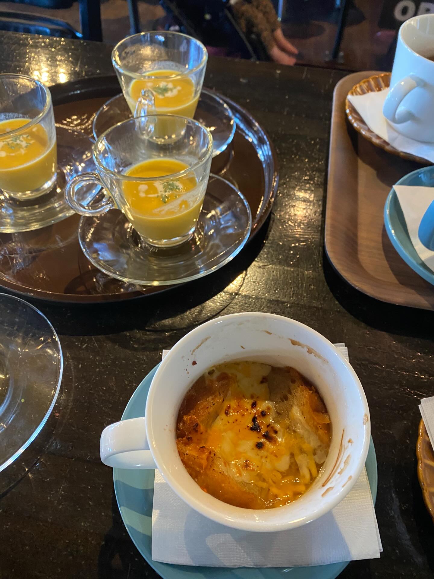 寒さが少し和らいだと思ったら
今週末はまた厳しい気温になるそう
体調にはお気をつけください

昨日のランチは
バースデーパーティーの御予約

私たちも混ぜて頂き
シャンパンで看板🍾

オニオングラタンスープ
イチジクのクリームチーズ豆腐
ローストビーフ
キノコのキッシュ
鳥モモ肉のソテー玉葱トマトソース
デザート

お子様向けには
コーンスープ
唐揚げとポテトフライ盛合せ
サラダとオニギリプレート
デザート

大人6名
お子様5名と
三世代仲良しファミリー勢揃い
賑やかで微笑ましい時間を
お過ごし頂きました

皆様の大切な日
忘れられない時間を
全力でサポートさせて頂きます

足利市唯一の腸活ダイニング
麹freakを様々なシーンで
ご活用ください