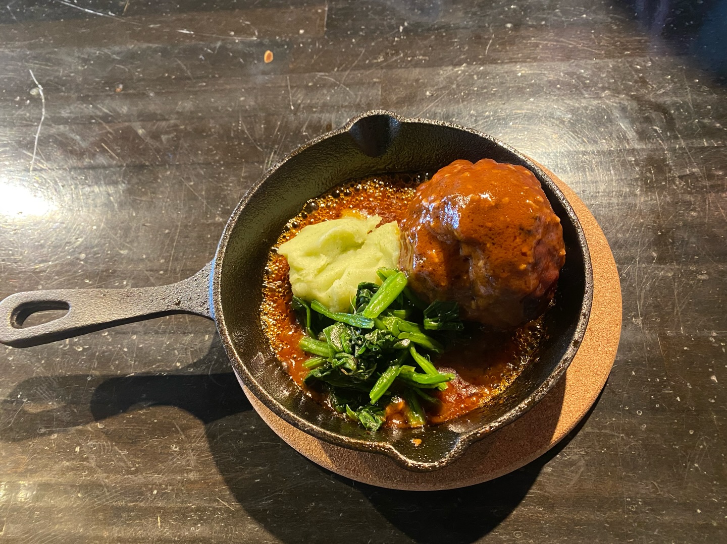 今日はぬるま湯に
浸かっているかの如く暖かくて
服装が軽くなると
心も軽くなりますね

今朝のニュース番組で
日本人の大腸ガン罹患率が
若年層を中心に上がっている

ガンにかからないためには
腸活が必至とのこと

私達の身の周りには
手軽で美味しく
安い食品が溢れています

便利になったからこそ
自分の身体を作る食べ物は
自分で見て選択する事が必要

善玉菌が好むものを摂取し
腸内細菌を増やす

腸にも12時間程度の
食べ物を摂らない時間を作り
休息を与えてあげる

スクワットや腹筋などで
腸の動きをサポートする

風邪予防の基本は手洗いウガイ
これと同じで

健康である為に大切なのは
本当にシンプルだなと感じます

足利市唯一の腸活ダイニング
麹freakでは

醤油麹入りデミグラスハンバーグ
玉ねぎ麹入りロールキャベツ
キムチ麹の白菜漬け
塩麹のドレッシング
きのこ麹クリームソース

などなど

腸内細菌の大好きな麹を使った
お料理を色々取り揃えています

美味しく食べながら
一緒に腸活談義しませんか