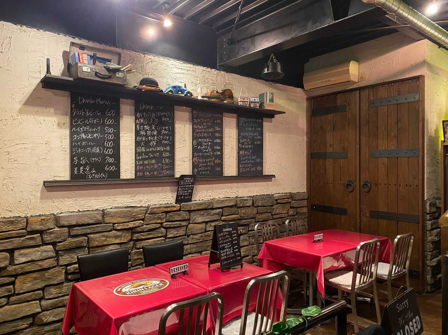 生まれてこの方
私は霊的な経験をした事がない

だから気のせいだと思ってた
営業中の喧騒の中で
何度か耳にしていた

透明な鈴の音🛎️

実家の仏壇にある
おりんのような音

昨日の…そう
何時ごろだったかな

仕込みが終わった
多分午後2時前後

カウンターで
書き物をしていたとき

頭の上から
リンリン
2回澄んだ音色がした

そこには
音が出る何もないし
誰もいない…

前オーナーの常さんだ

亡くなってあと
それも
会った事もない私に

精一杯の気持ちを込めて
伝えてくれたんだ

ありがとうと

今夜は大好きだったタバコと
角の水割りを
いつも座っていたと言う
カウンターに御用意しますね

貴方が造ったお店と愛機
繋がったお客様を大事にします

これからも見護っていて下さい