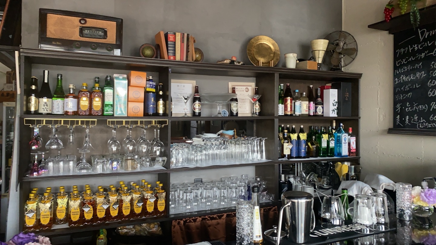 4月初日の午前10時
心臓を鷲掴みにする
あの音が鳴り響いた
揺れは一瞬で治ったけれど
胸の鼓動はお店を確認するまで続いた
その夜のこと…
ツーリング仲間のストロボさんが
工具を持って茨城から参上
あれよあれよと言う間に
ボトルやグラスが並ぶ棚には
頑丈なホルダーが取り付けられ
それは開閉式という
とっても便利な代物
買えば高価なストッパーは
ストロボさんのお手製です
私は宝石も高級品も持たない
けれど
お金を出しても買えない宝者がある
胸の鼓動は
静かな感動に満ちていった
ストロボさん
ありがとうございました