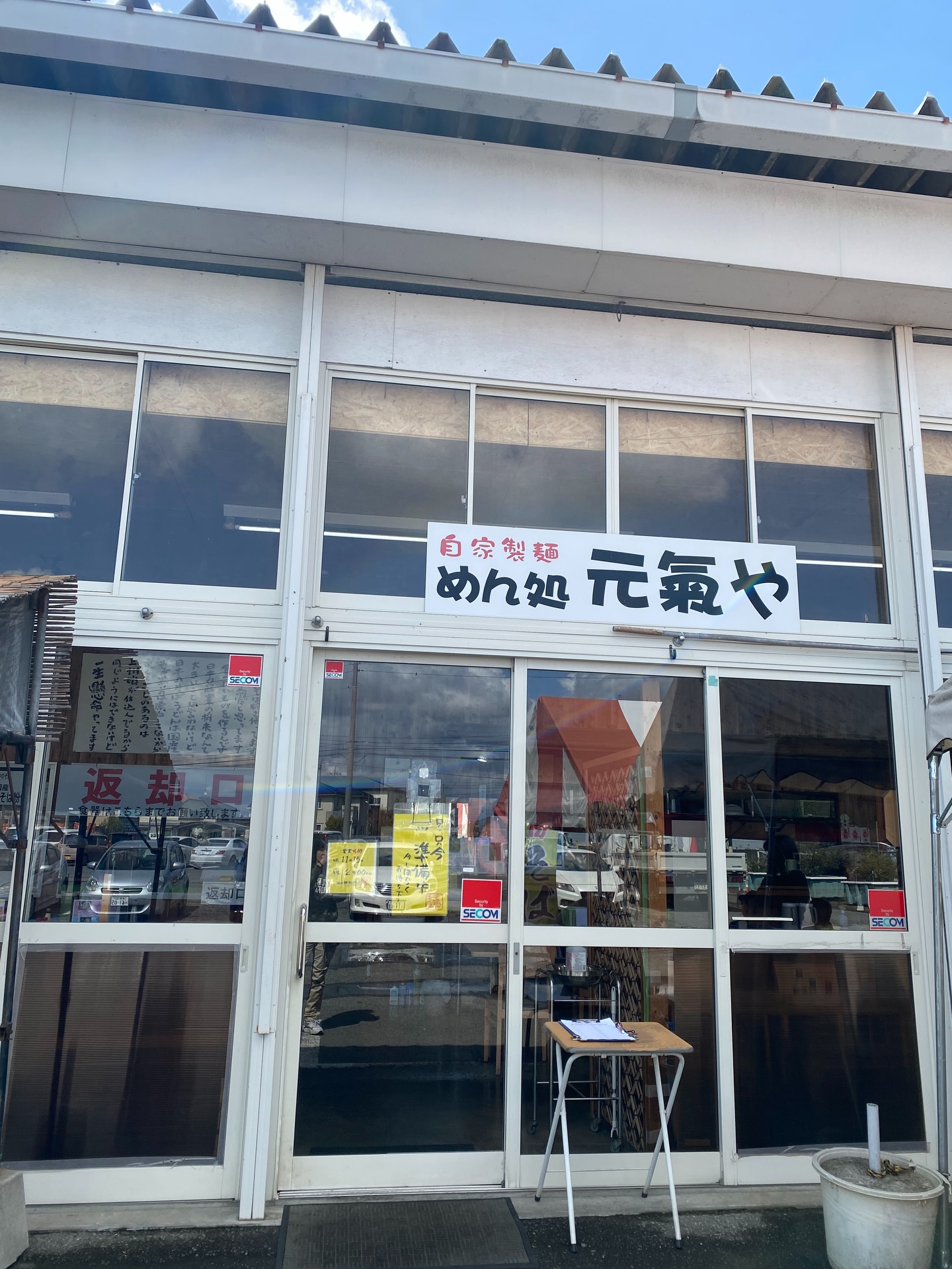昨夜の雨模様から一転
一気に夏が来ましたね
四季の中でも1番好きな季節

でしたが…
近年の殺人的な暑さには
さすがに辟易しています

蕎麦好きな私達夫婦は
暑くなるとランチと言えば

近場でダントツお気に入り 
館林市の『元気や』へGO️

安いうえに安定の美味しさ
オススメですよ️

翌日は最近気になってた
本庄の田舎そば
『水の如し』
ゴリゴリの歯応えサイコー❣️
ご馳走様でした

麹freakで好評の
七穀うどん納豆麹和ですが
とうとう七穀うどんの在庫に
終わりが見えてきました🥲

次は十割蕎麦に
活躍してもらう予定です

極細でコシのある
喉越しの良い麺は
食欲の無くなる
真夏でもスルスル入ります
コチラもご期待下さい️

足利市唯一の腸活ダイニング
麹freakは
楽しく飲んで
美味しく食べながら
腸活しようがコンセプト️

ご興味のある方には
腸活に最強と言われる
納豆麹の作り方お教えします
お気軽にお声掛けください