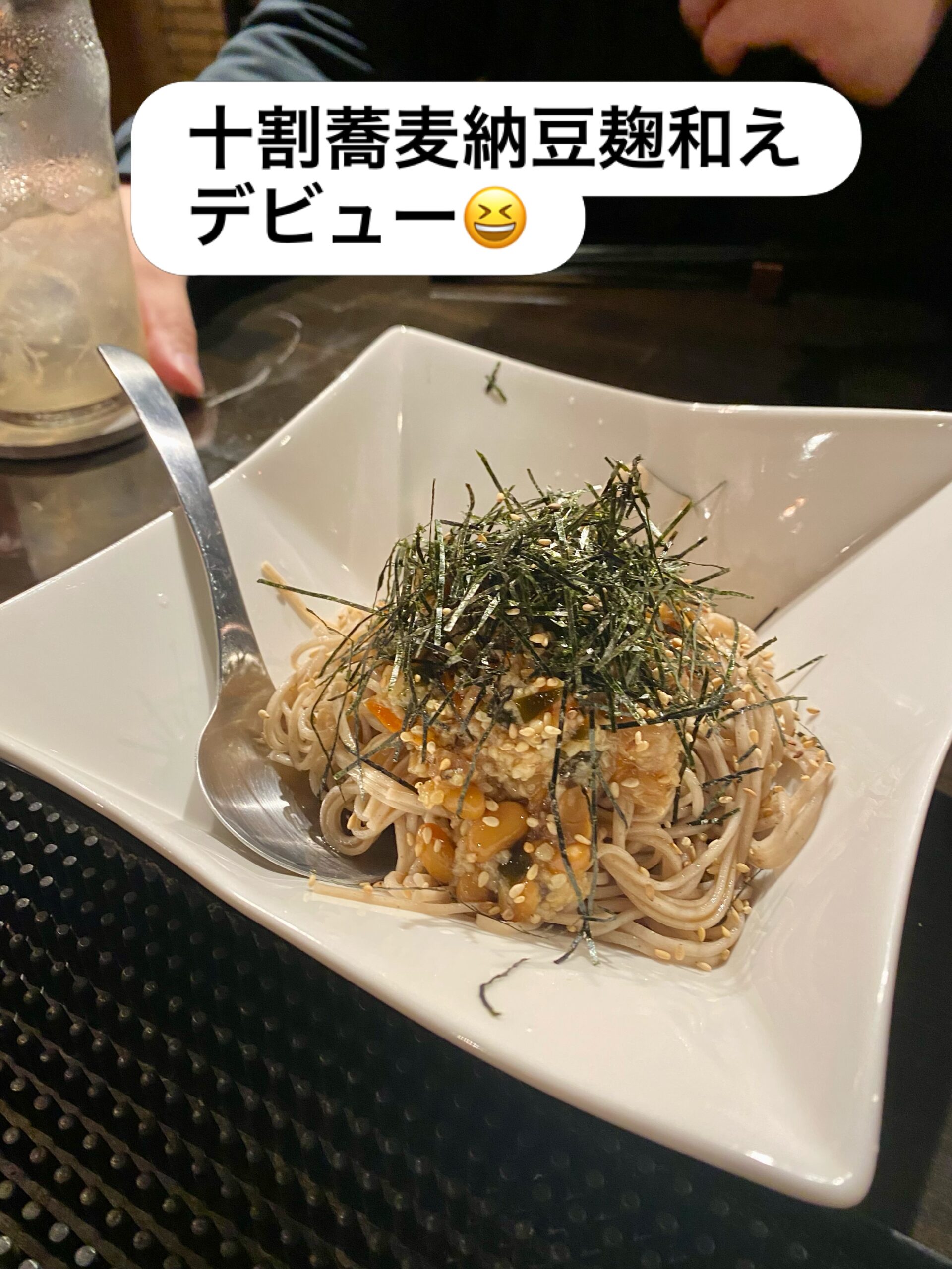 今日は物凄い風ですね
開け離そうと思っていた窓を
直ぐに閉めて出掛けます

昨夜は常連の御三方が
十割蕎麦納豆麹和えとコール頂き
無事デビューを果たしました

皆様の意見を伺いながら
もう少し改良していこうと思います

続きまして
発酵ぬか漬けに【蒟蒻】と言う
意外な新メンバーを投入しました

食べてビックリ🫢
良い意味で何の癖も無くなり
ぬか漬けの風味と歯応えを
お楽しみ頂けますよ

お次は薬味麹のせ冷奴
コチラは生姜、茗荷、大葉、葱と
麹を合わせて発酵させたもの

夏にピッタリ
旨み爆発な奴さんです
スタミナつけて
暑さを乗り切りましょう

お隣りはロースト人参に🥕
自家製クリームチーズ豆腐をのせ
ナッツと粉チーズをトッピング

しっかり焦げ目のついた
甘っっっまい人参が
主役になれる逸品です

もう一丁いきますよ
自家製デミグラスソースの
麹ハンバーグ改良version
厚切り玉ねぎの上に🧅
ハンバーグをのせ焼きました

甘みと旨みの塊をご堪能ください️

5月は前オーナーの常さんの命日
麹freakのオープン時
大変お世話になったKさんは

常さんとも大親友だったこともあり
昨夜ご来店下さいました

ラッキーストライクに火をつけ
いつも座っていたという
カウンター席の隣で
当時のエピソードを
聞かせてくれました

BAR エキセントリックは
常さんが作ったセンスの塊
何十年経っても飽くことのない店内

それどころか
時が経てば経つほど
深みを増していくようです

縁あって私たちが
引き継ぐ事になりましたが
日々常さんを思わない日はありません

この厨房で作る絶品パスタや
カウンターで提供される
拘りのカクテルへの思いなど

コレからも色んな話しを
聞かせてください

いつか同じ場所へ行った時
積もる話しが聞けるように…