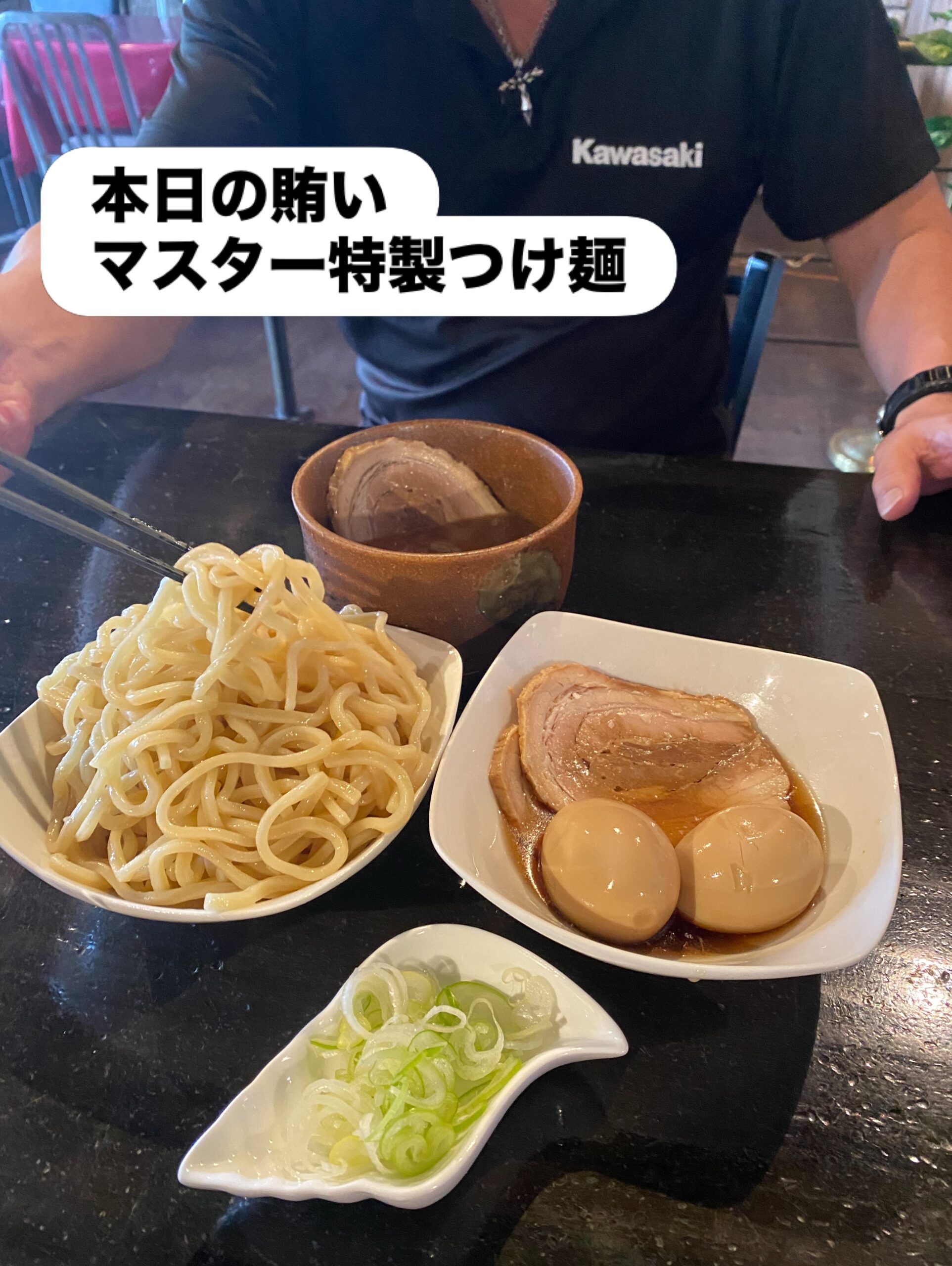 猛烈な暑さ予報が
ジリジリ迫って来ましたね

夏バテに備えスタミナ付けて
体力落とさない様に
しっかり食べましょう

息子が小学生の頃
毎年沖縄で夏休みを過ごした

本島の水納島で魚と戯れ
離島は座間味ビーチに魅せられた⛱️

何処も素晴らしかったけど
八重干瀬でのシュノーケルは
群を抜いていた️

夜は繁華街へ出ると
飲めや歌えや踊れの
三拍子揃った宮古島は
私たち家族のパラダイスになった

いつか永住したいね
なんて夢を見ながら
息子と三線を習ったっけ

あの頃宮古で世話になった彼女が
ある日三線を持って
フラリと麹freakに訪れ
沖縄の風を吹かせた

心の弦が弾かれ
一瞬で宮古島へ飛んだよ

今や沖縄より暑い北関東に
三線の花を咲かせてみようか

まだ指が動くかな😙

足利市唯一の腸活ダイニング
麹freakは18時オープン

駐車場店舗前10台
お支払い方法
現金又はクレジットカード
ご予約DM／お電話にて
ご予算お一人2〜3000円程度